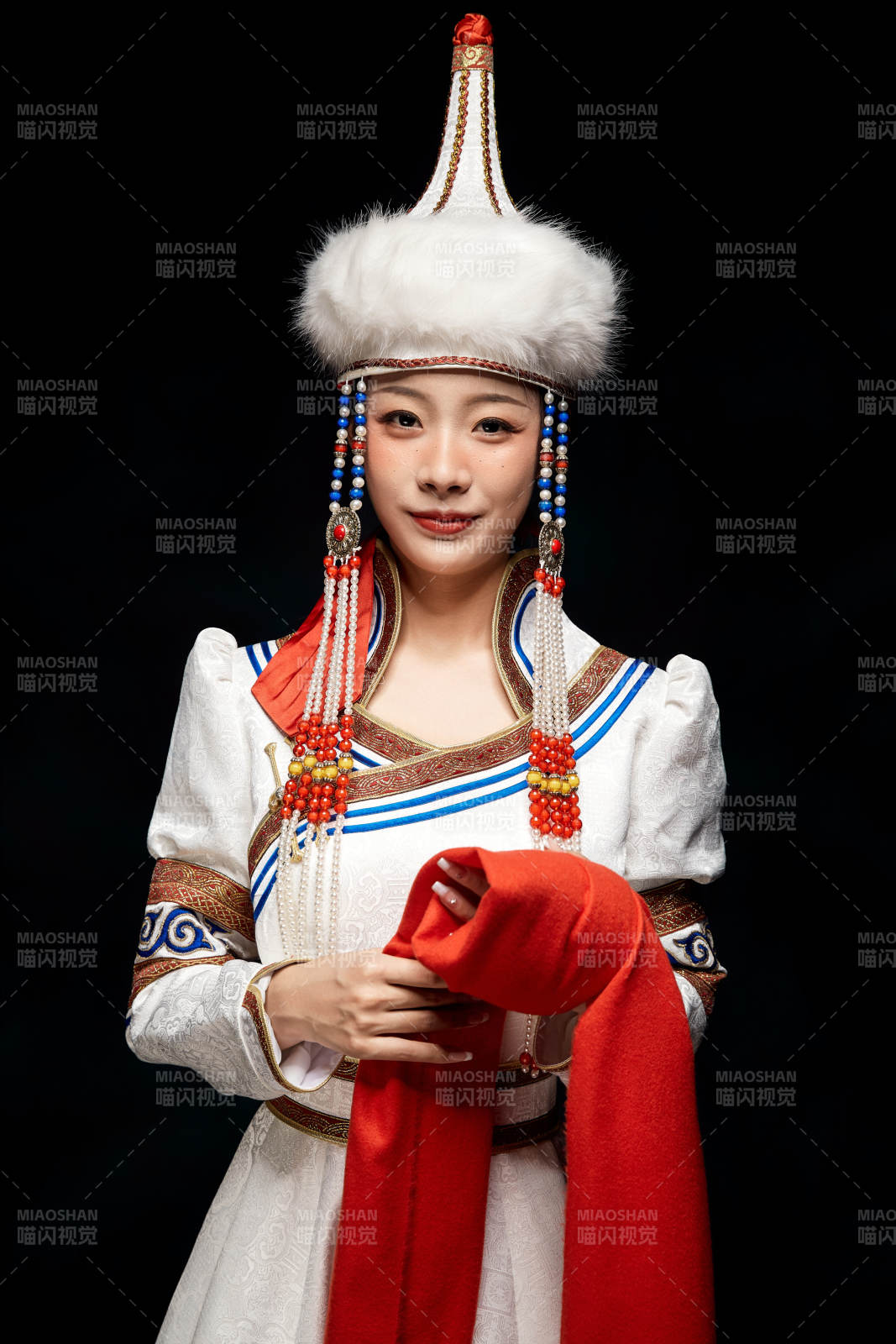 穿著蒙古族服飾的亞洲青年女性