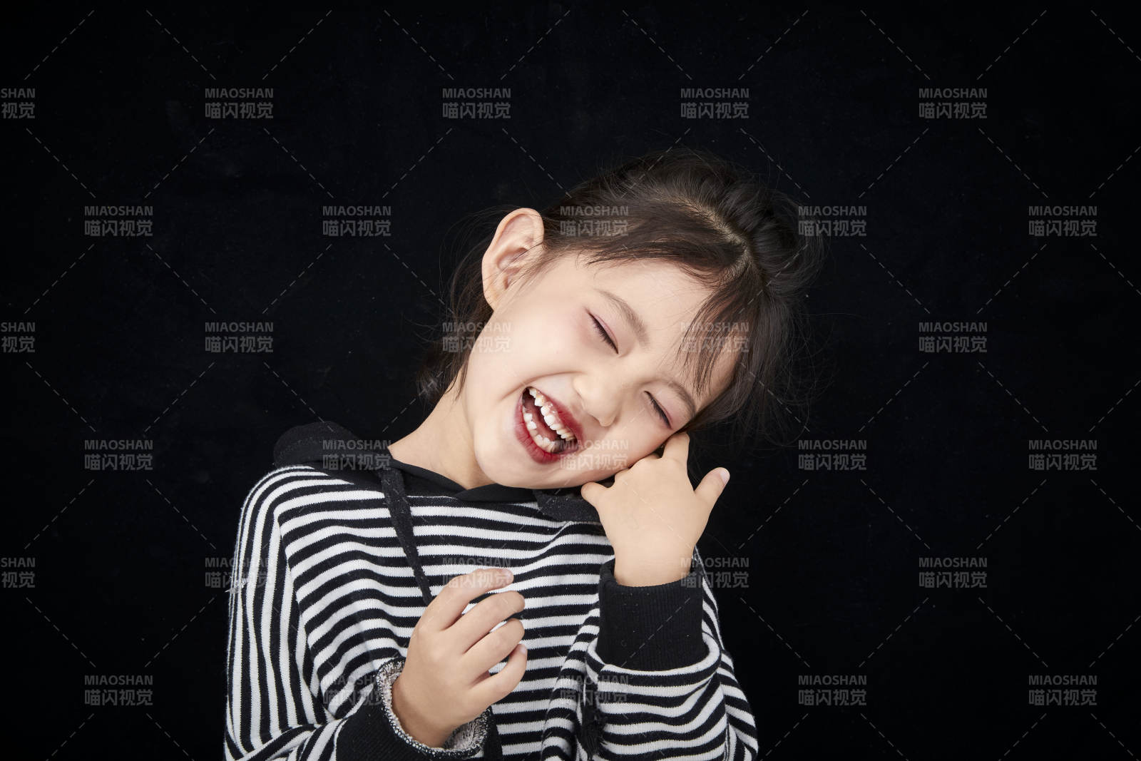 黑色背景的調皮可愛的亞洲小女孩兒童