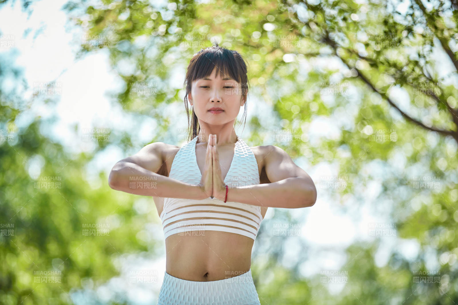 湖畔公園做瑜伽動作的亞洲年輕女性