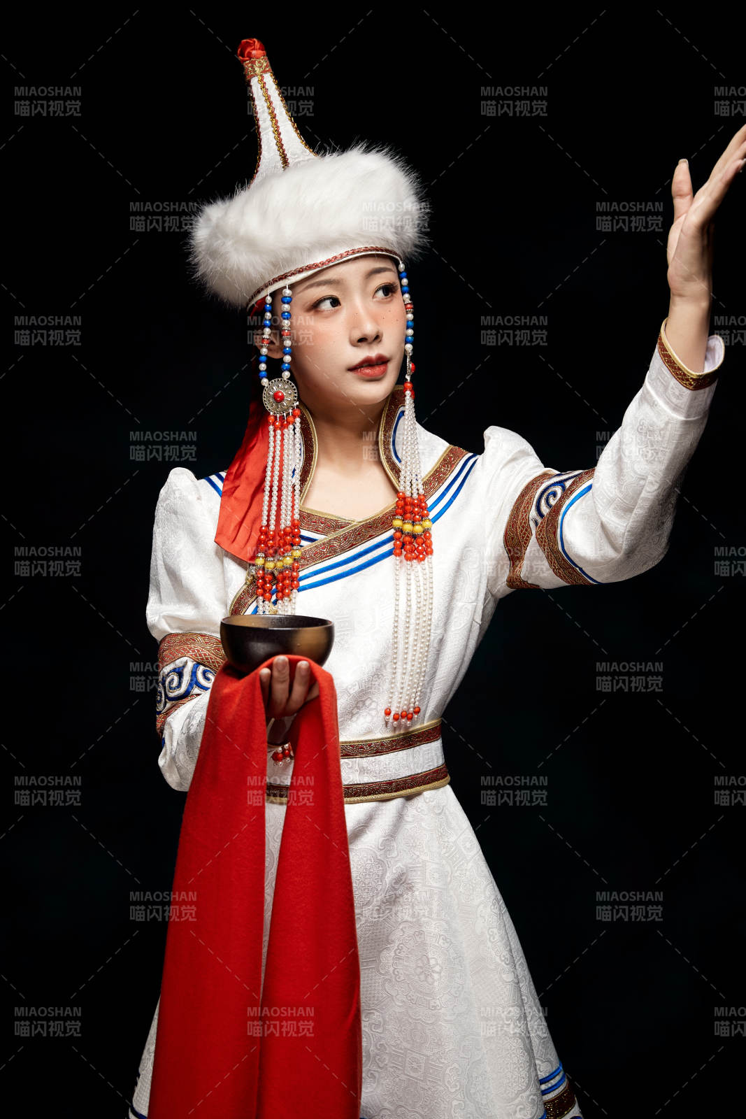 穿著蒙古族服飾的亞洲青年女性