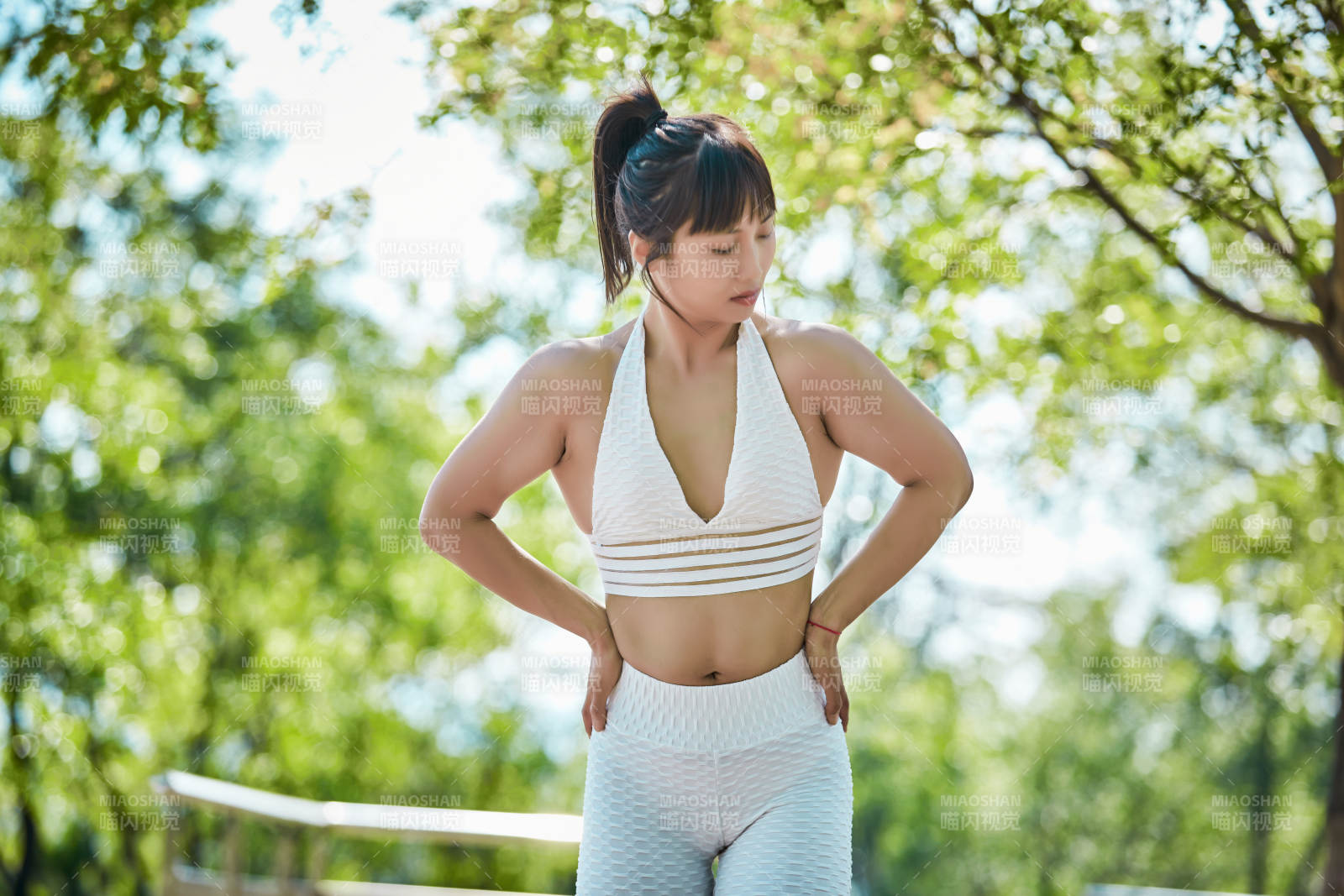 湖畔公园做瑜伽动作的亚洲年轻女性