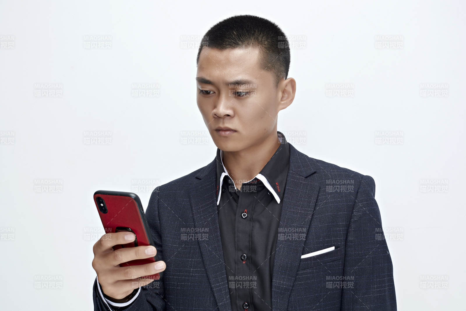 白色背景下的商務男士形象