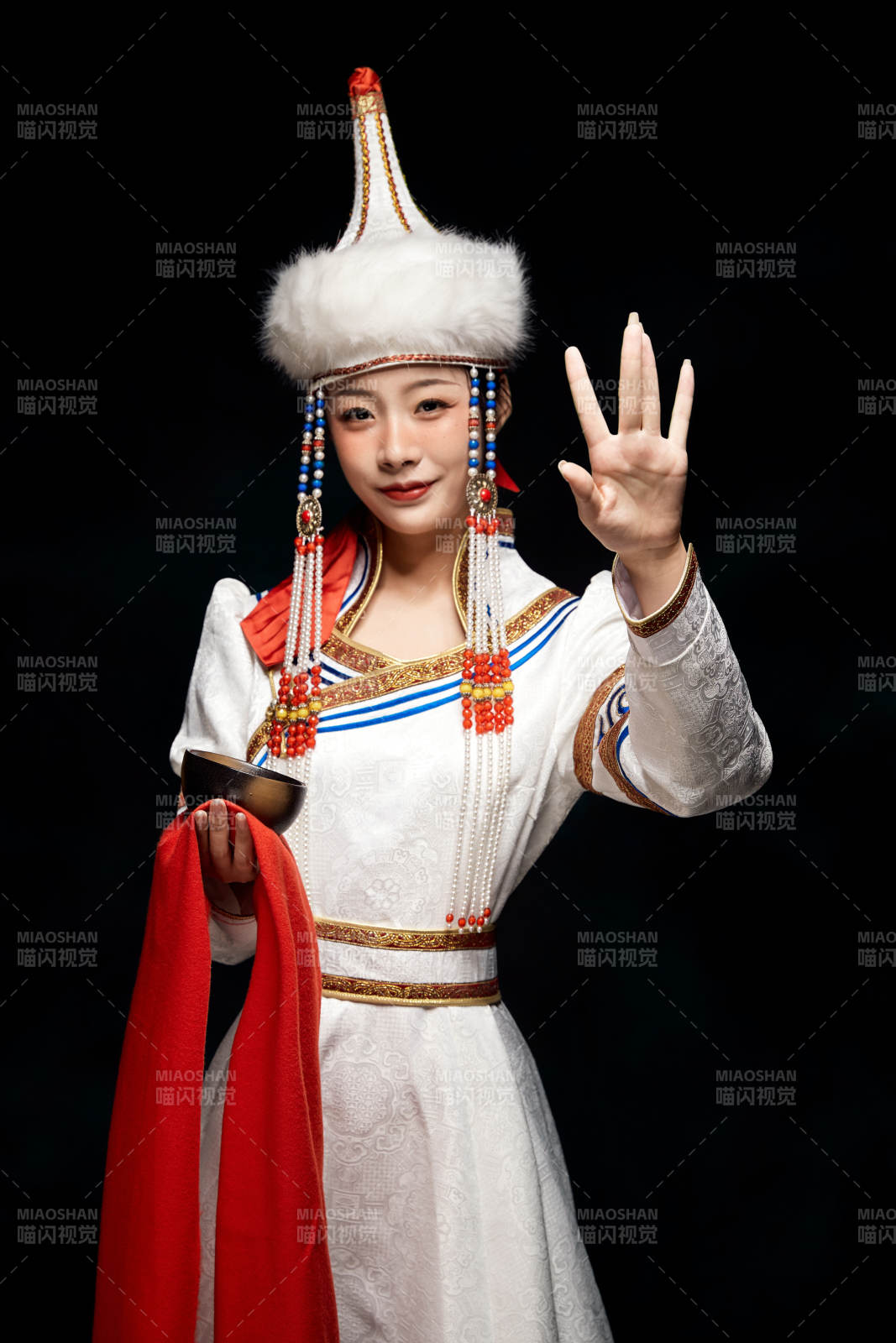 穿著蒙古族服飾的亞洲青年女性