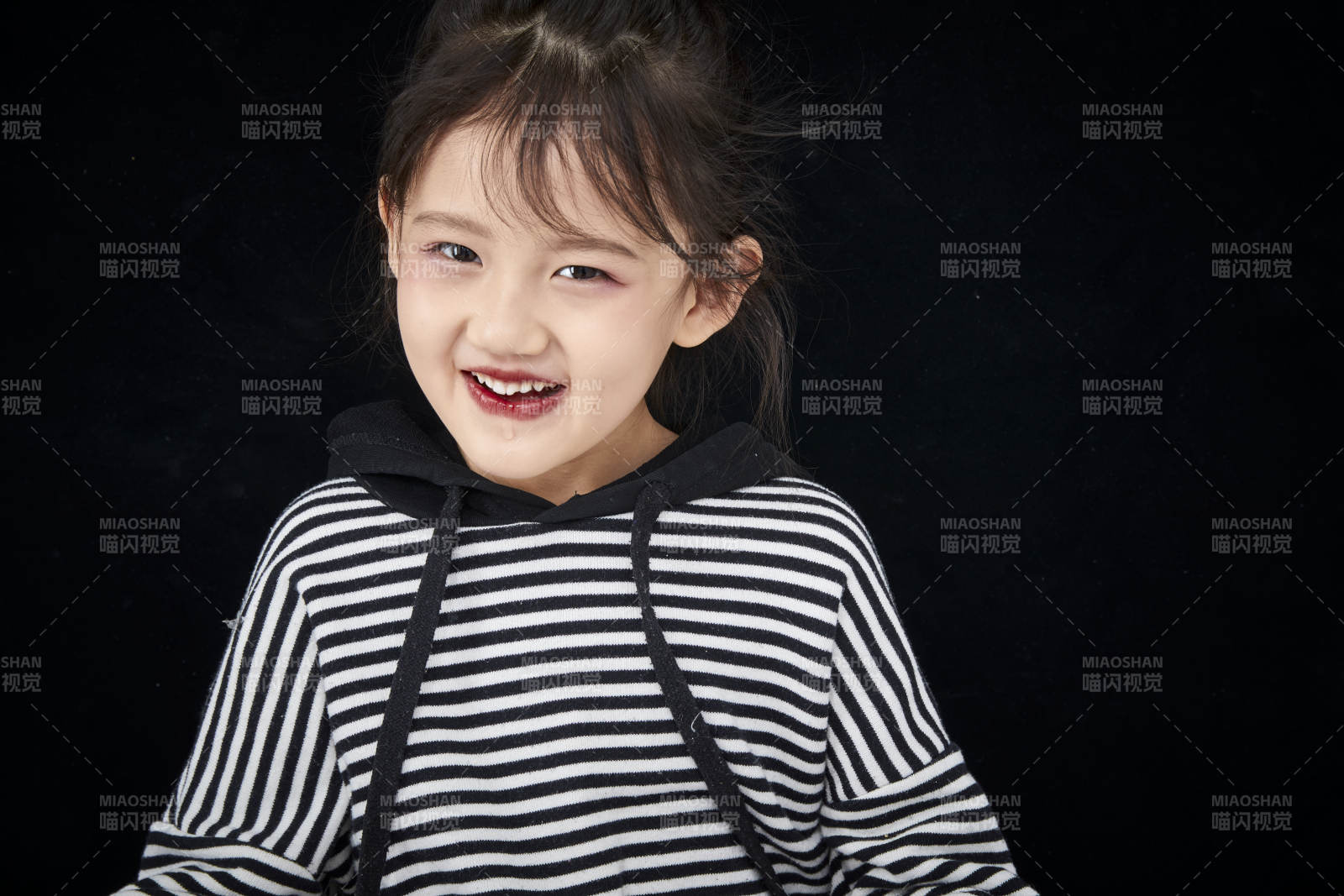 黑色背景的調皮可愛的亞洲小女孩兒童