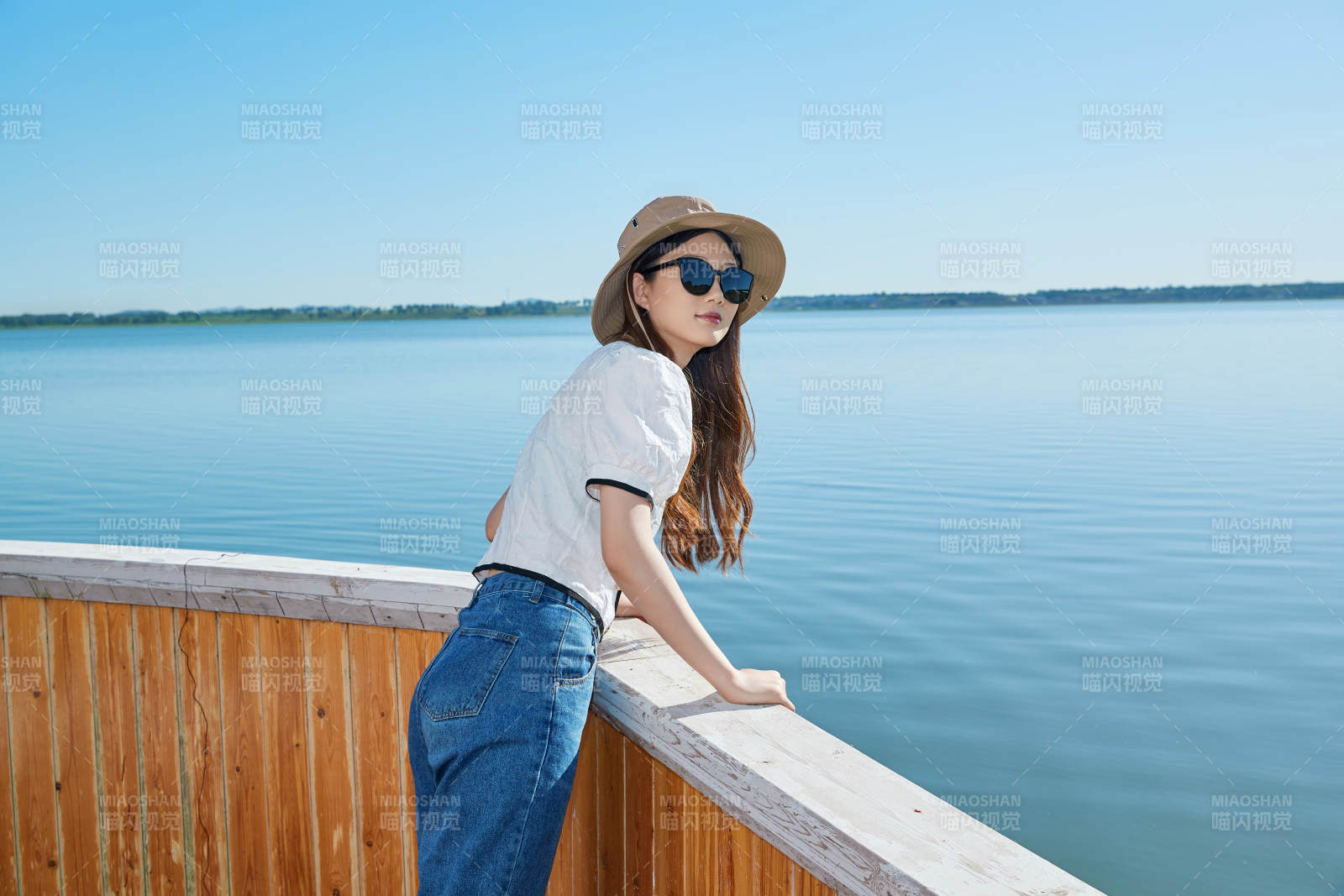 在湖畔木制帆船上的亞洲美女