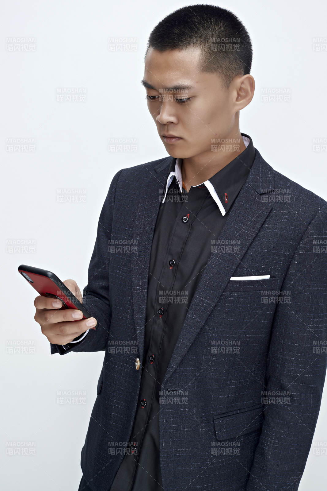 白色背景下的商務男士形象