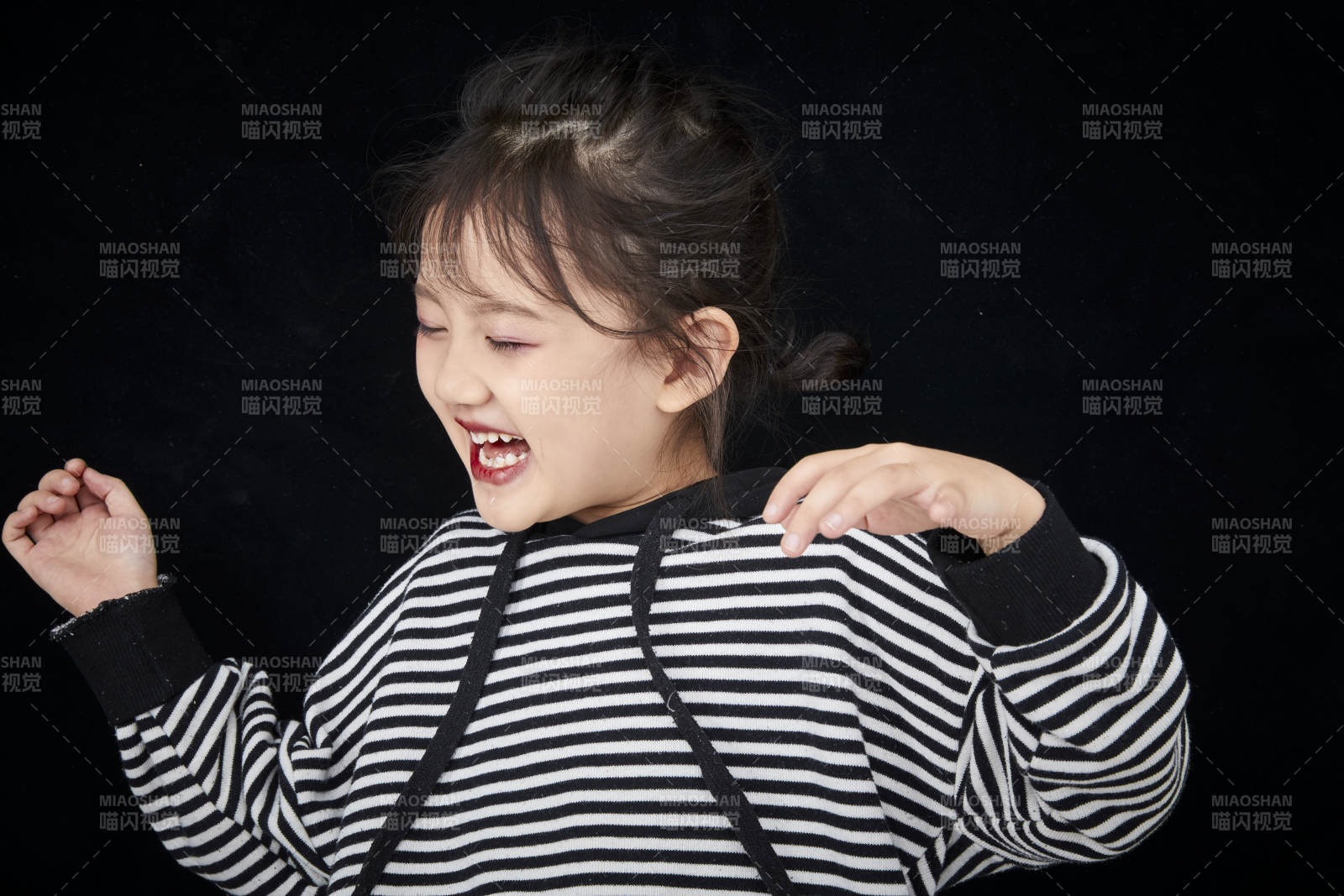黑色背景的調(diào)皮可愛的亞洲小女孩兒童