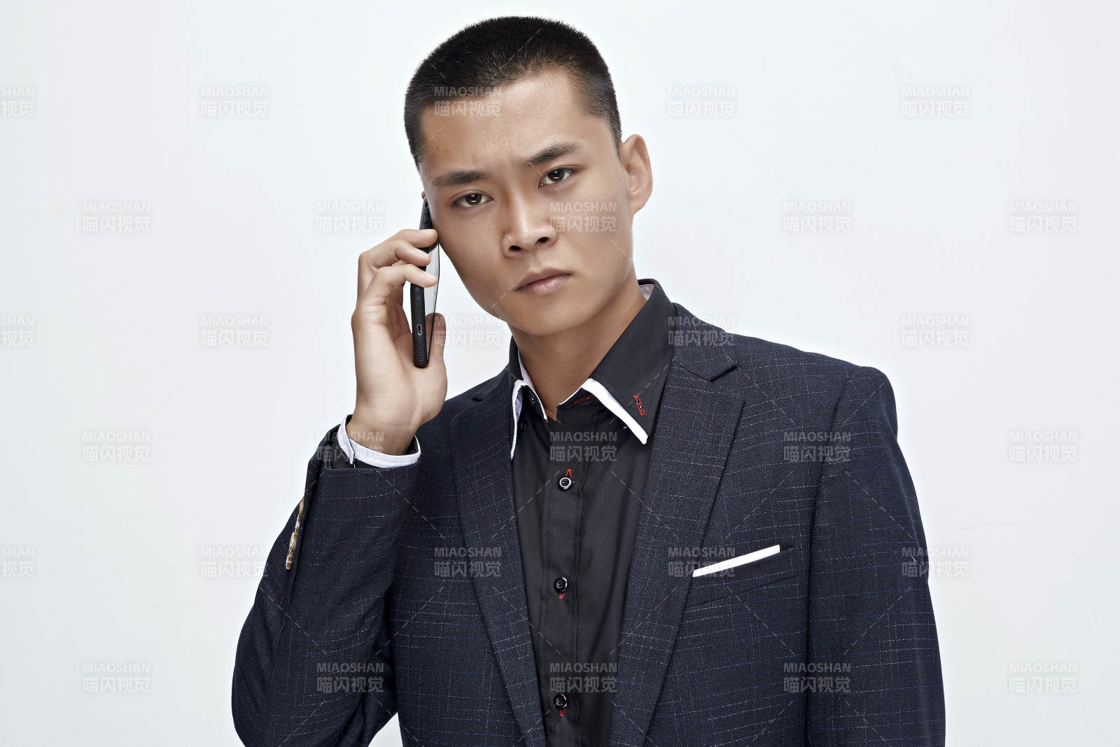 白色背景下的商務(wù)男士形象