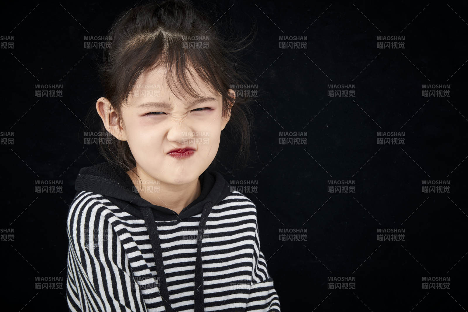 黑色背景的調皮可愛的亞洲小女孩兒童