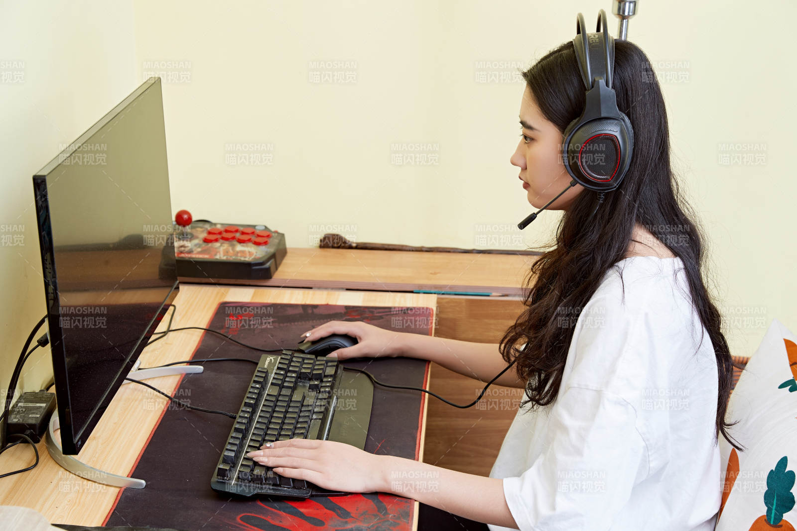 在家里坐在椅子上打游戲的美麗女孩