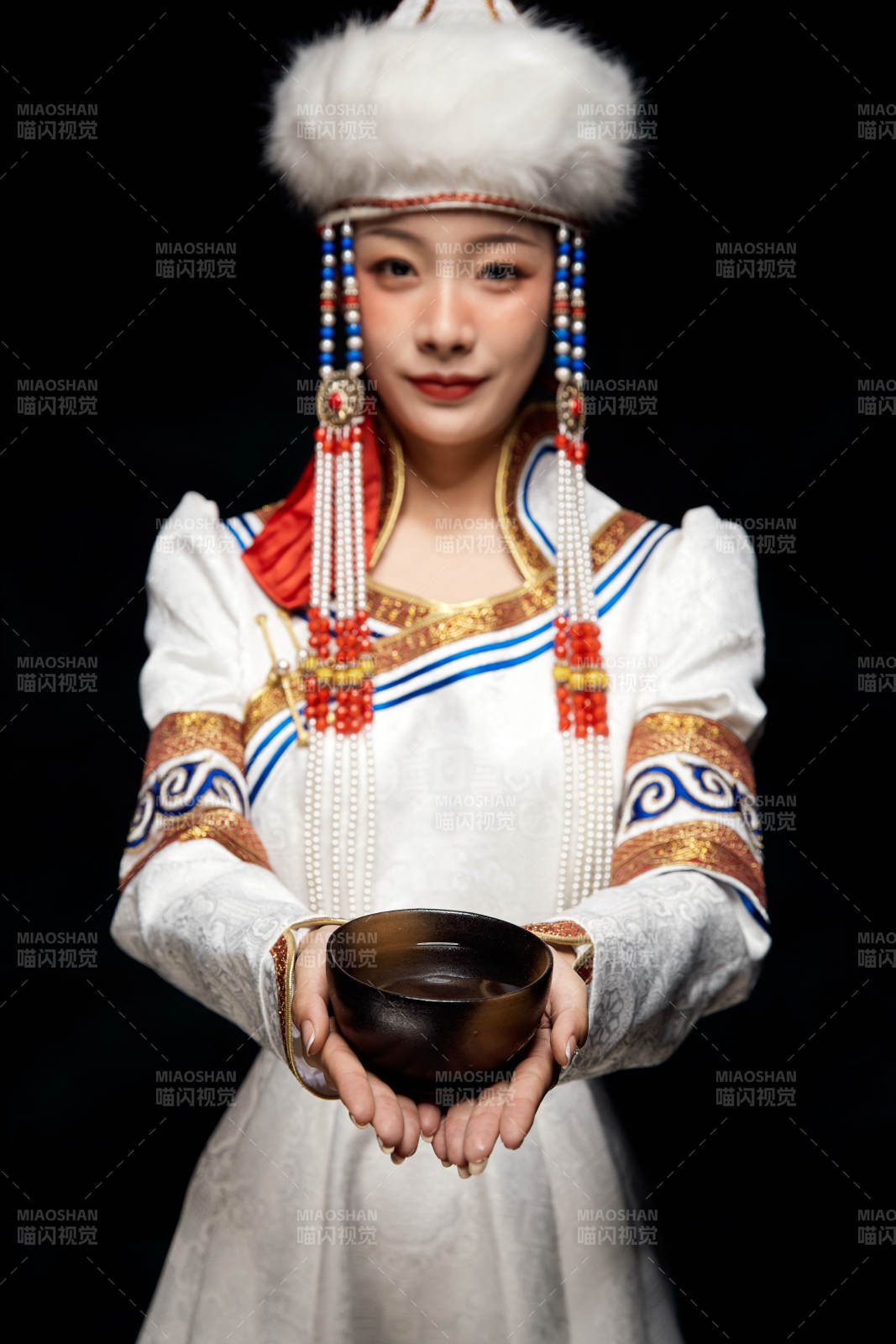 穿著蒙古族服飾的亞洲青年女性