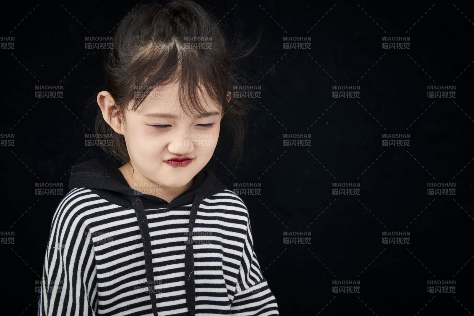 黑色背景的調皮可愛的亞洲小女孩兒童