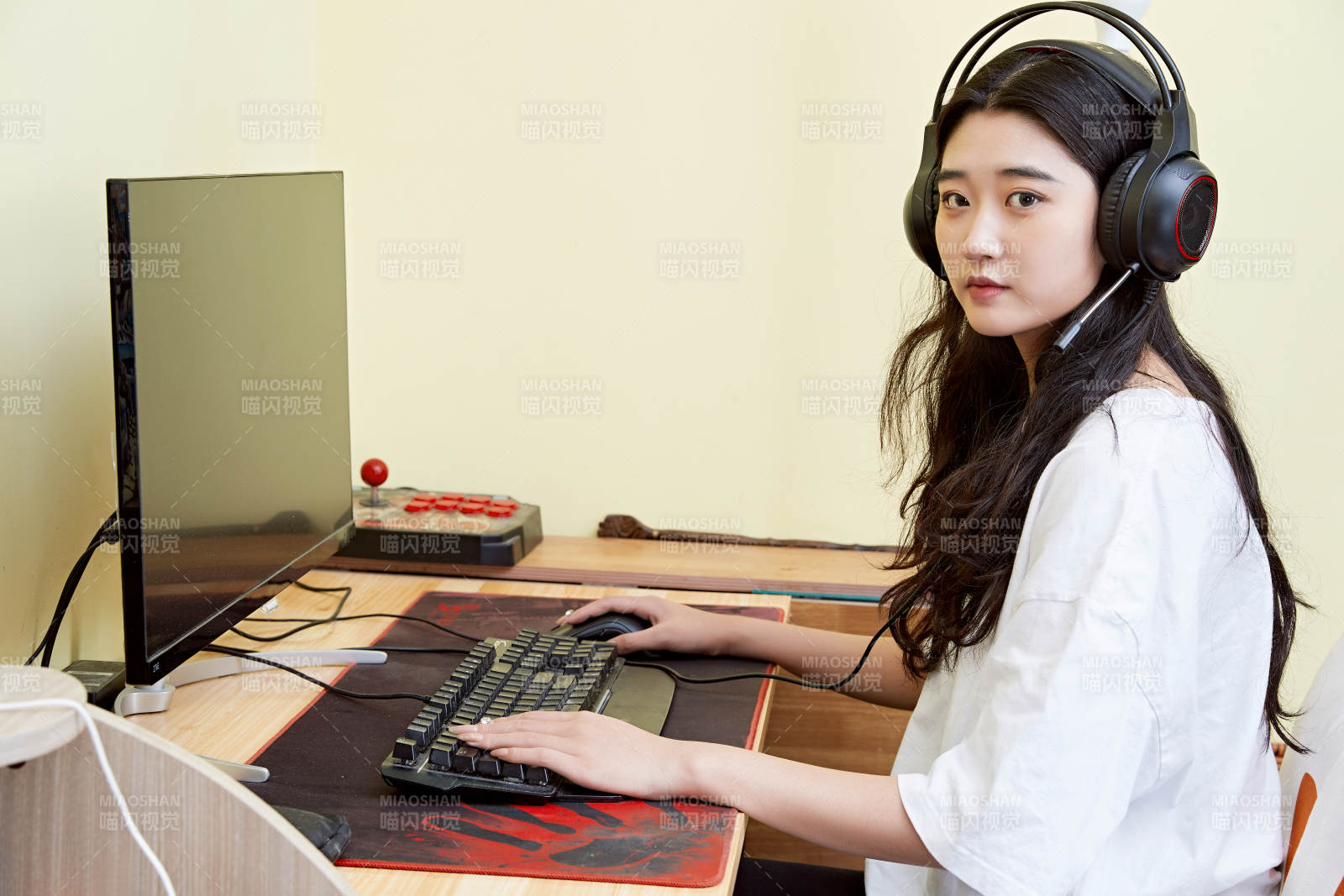 在家里坐在椅子上打游戲的美麗女孩