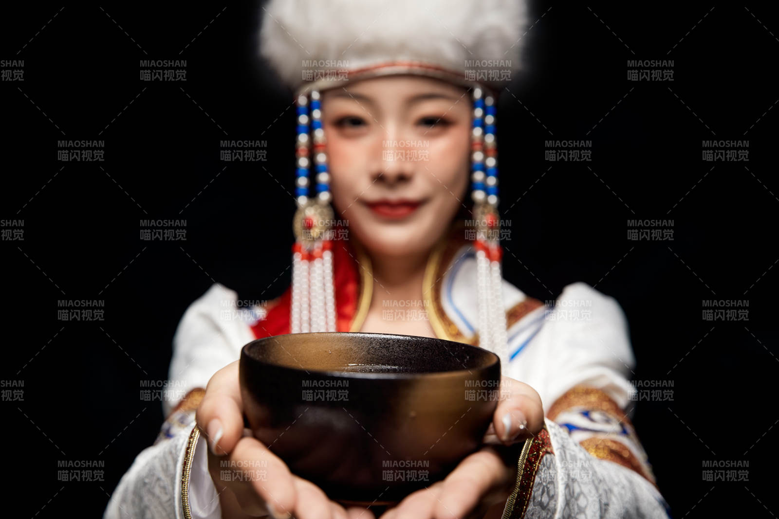 穿著蒙古族服飾的亞洲青年女性