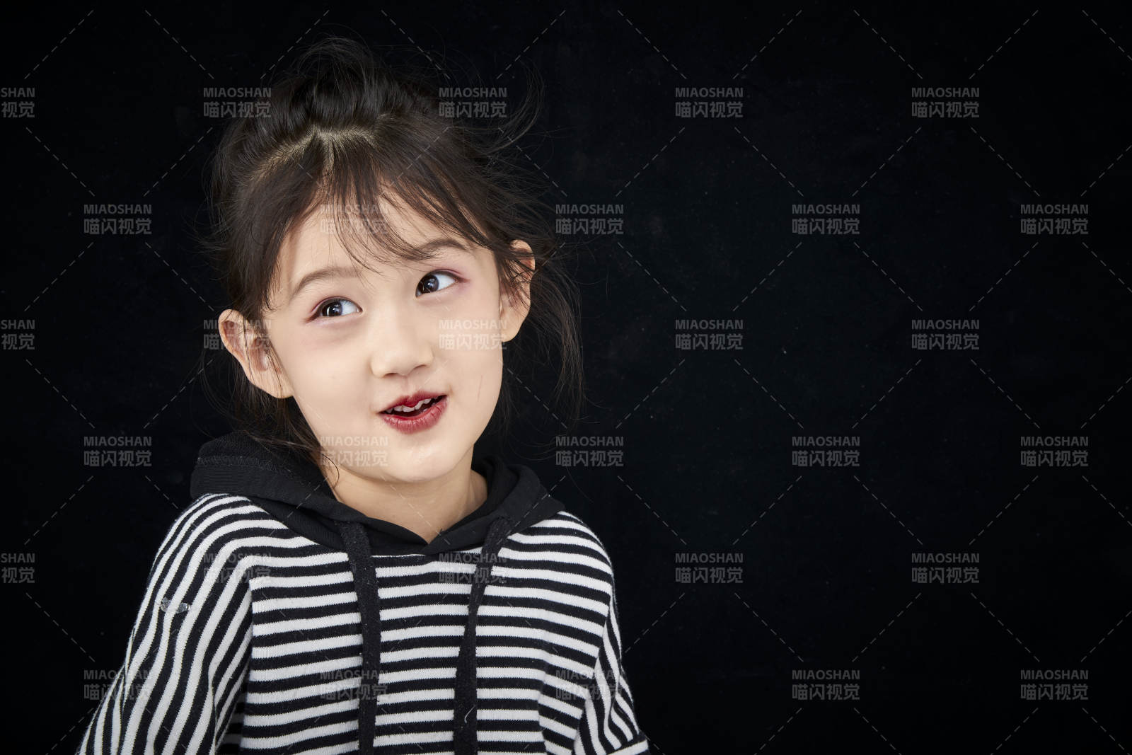 黑色背景的调皮可爱的亚洲小女孩儿童