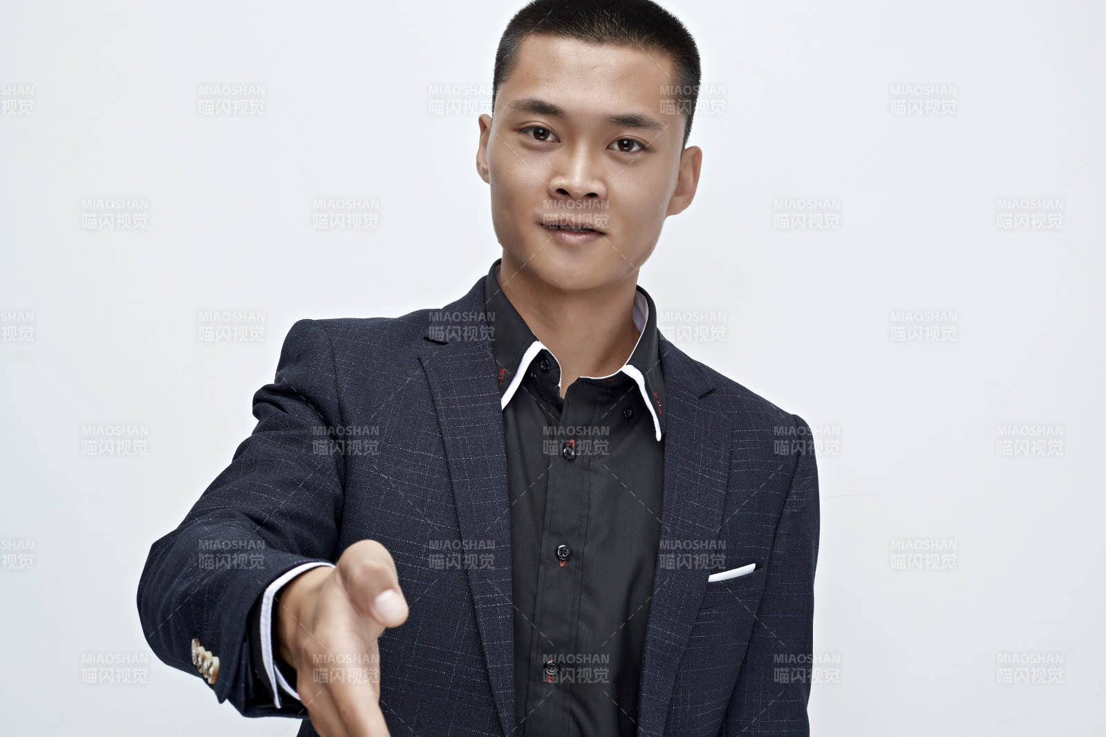 白色背景下的商務男士形象