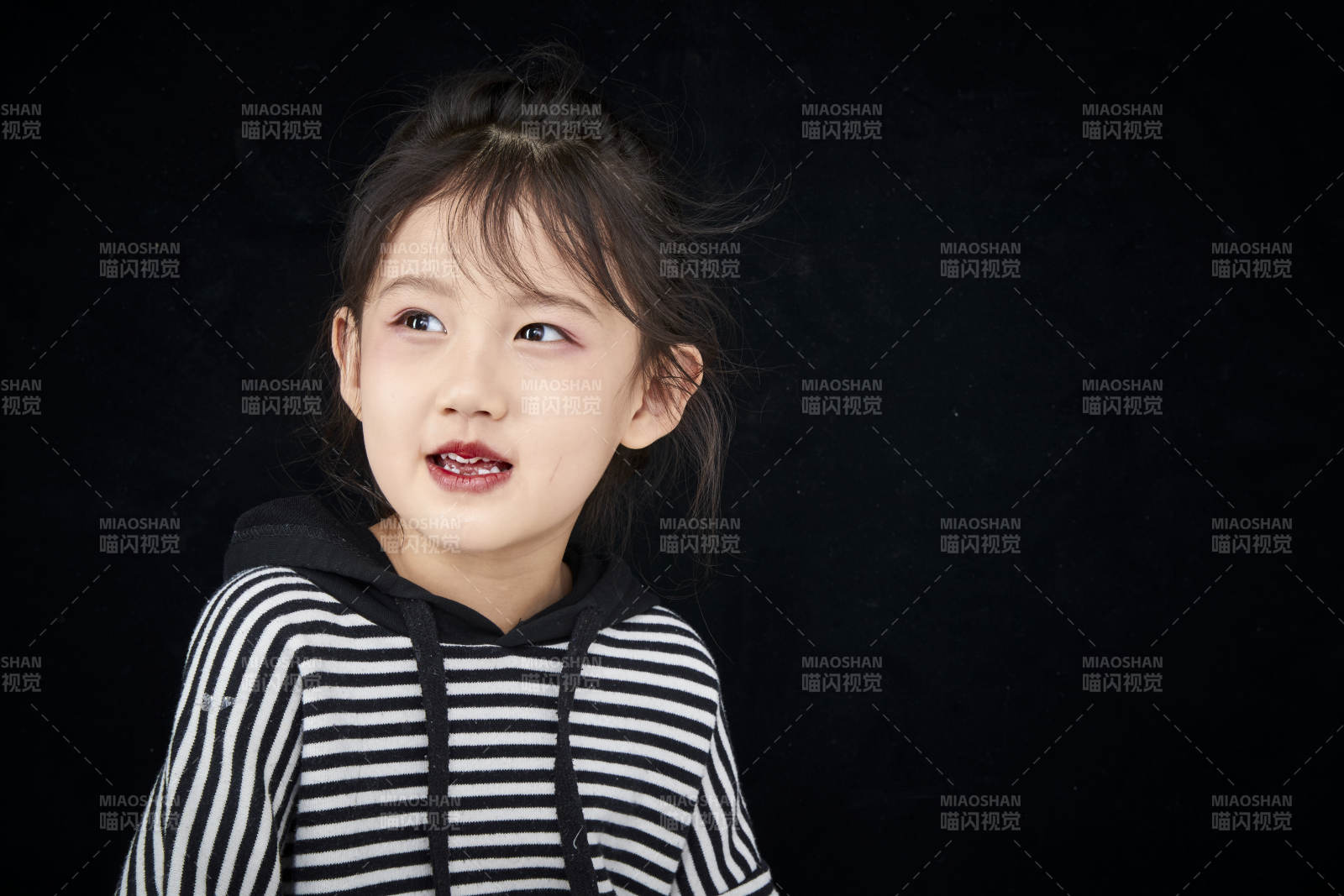 黑色背景的調皮可愛的亞洲小女孩兒童