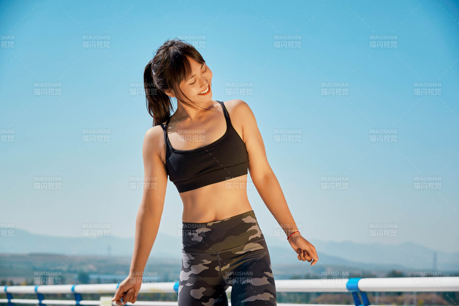 戶外河畔公園做拉伸有氧運動的亞洲女性