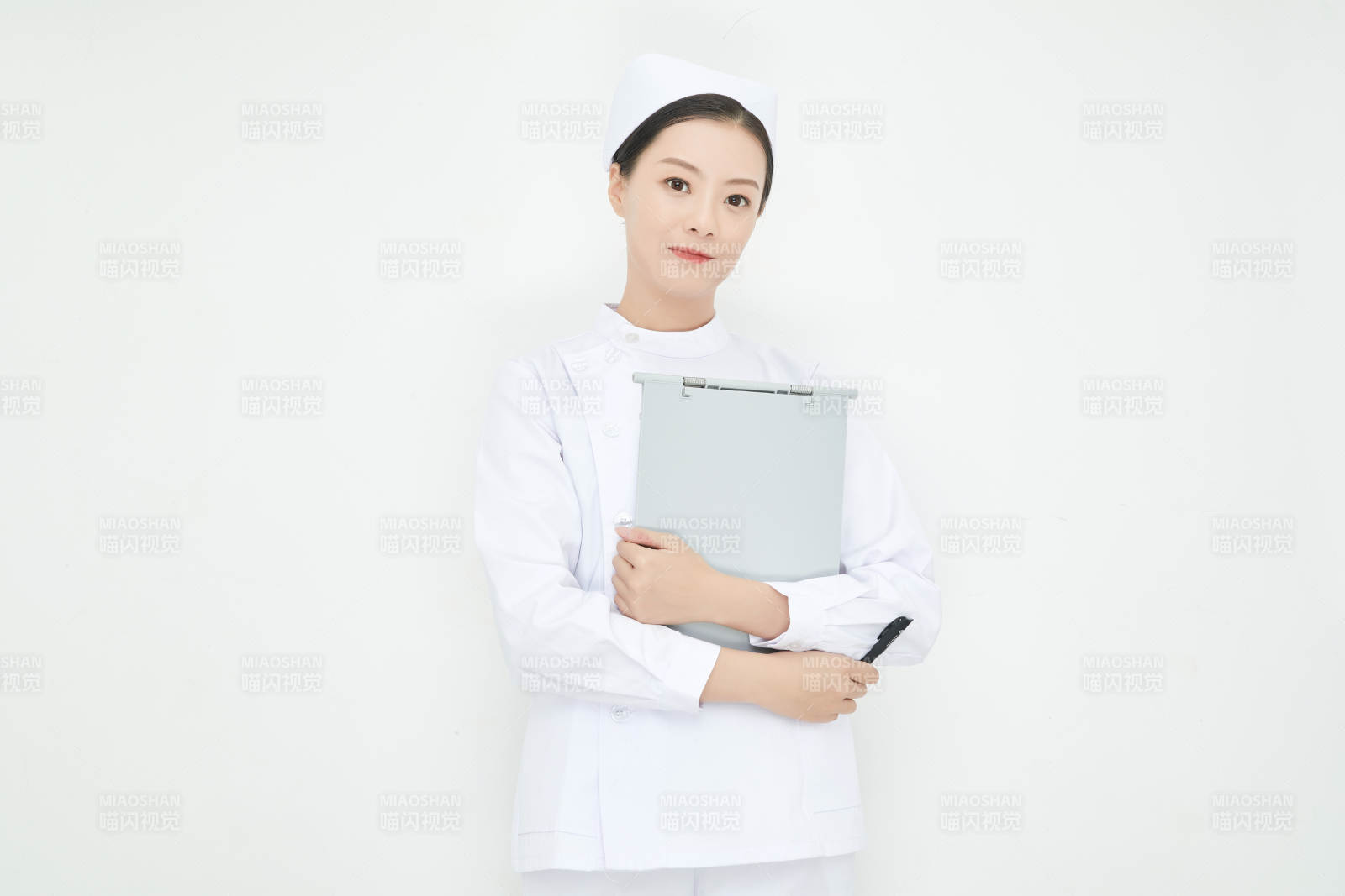 白背景里穿護士服手持病歷夾的美女護士