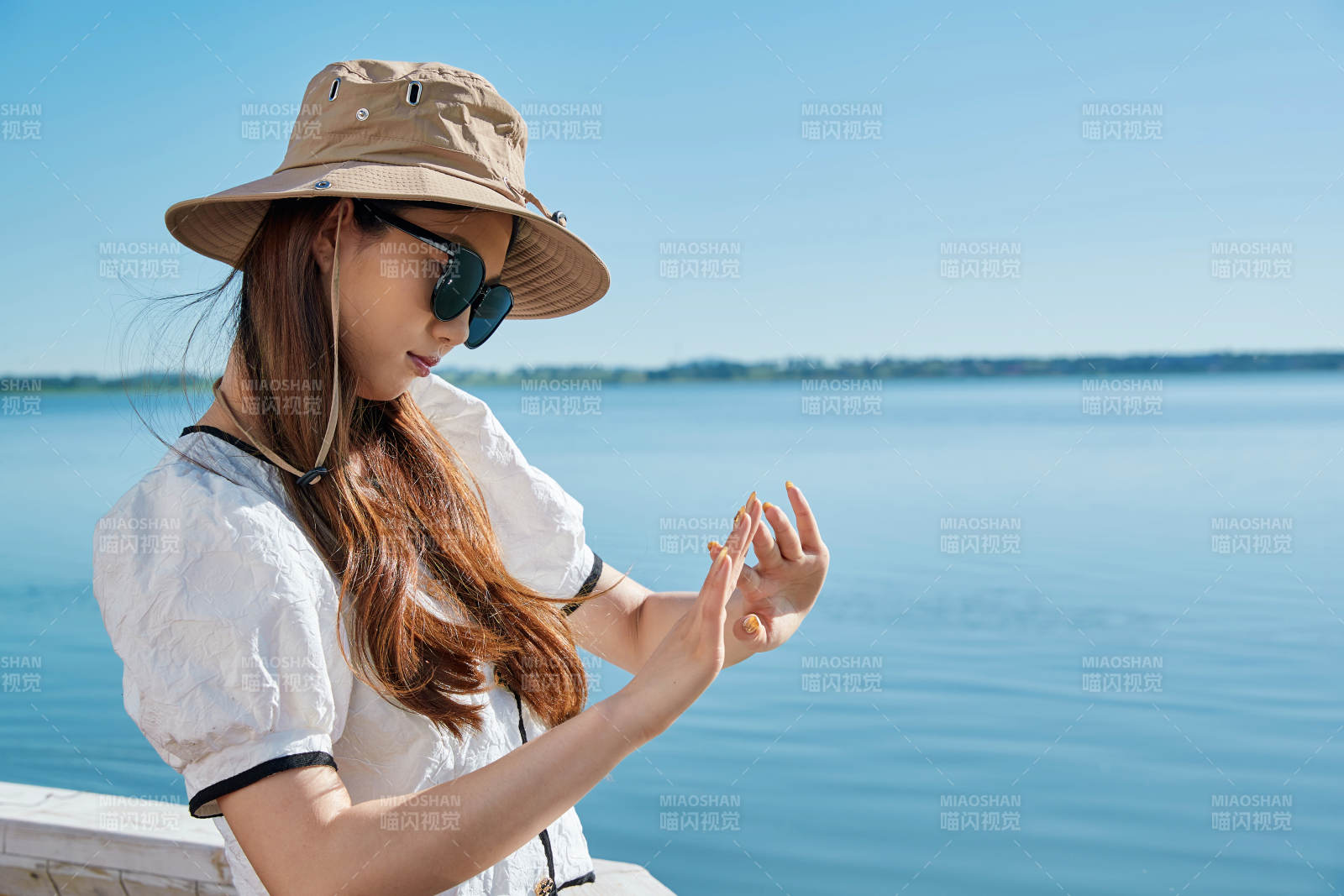在湖畔木制帆船上的亞洲美女