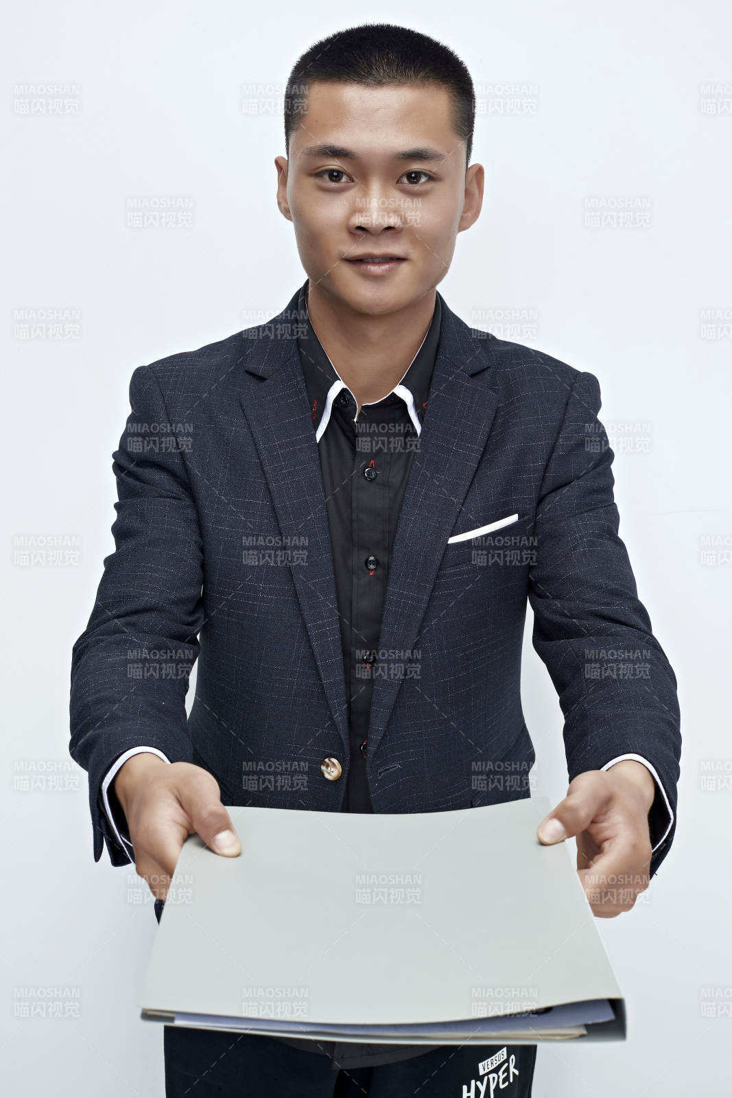 白色背景下的商務男士形象