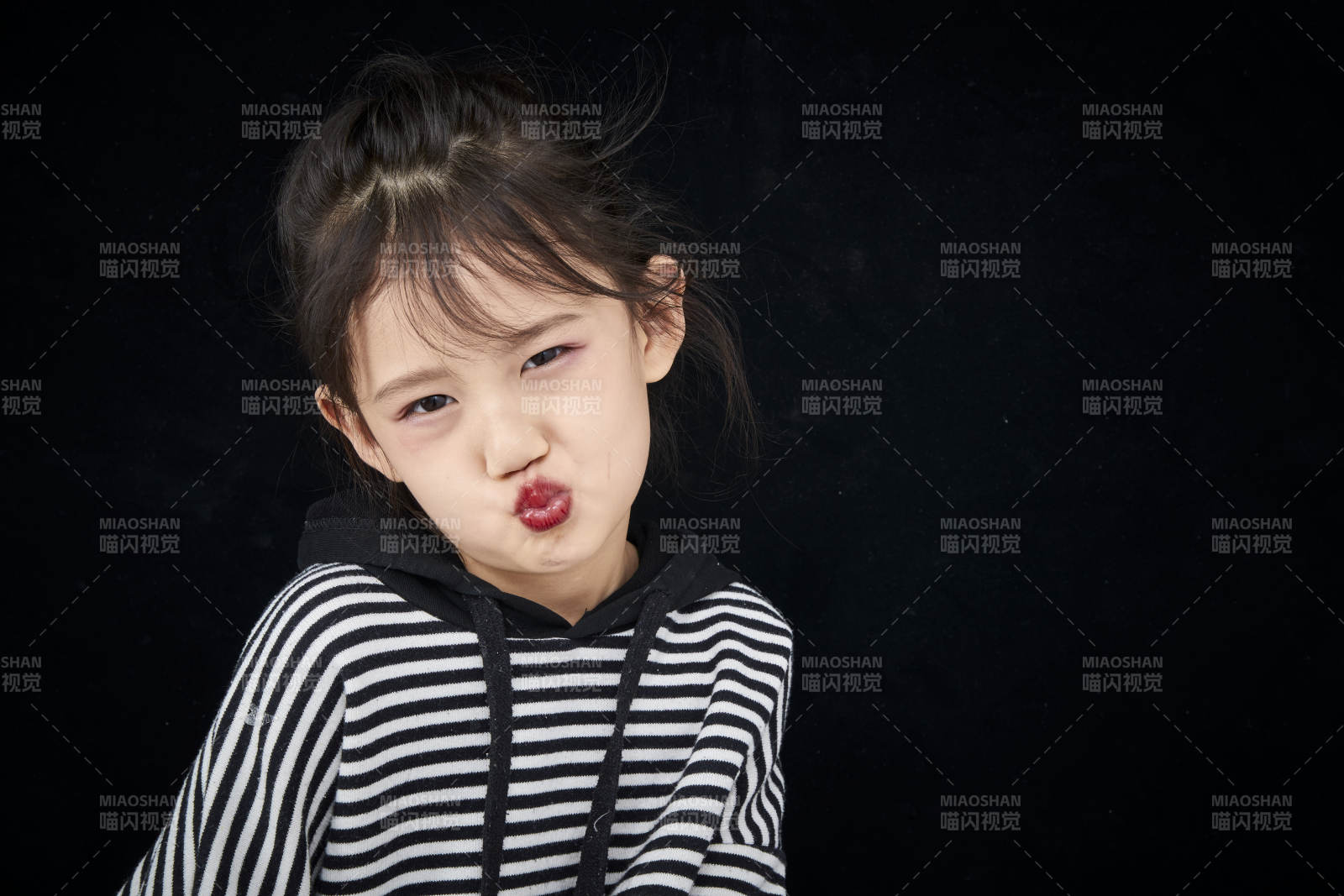 黑色背景的調皮可愛的亞洲小女孩兒童