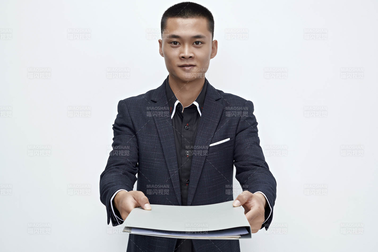 白色背景下的商務男士形象