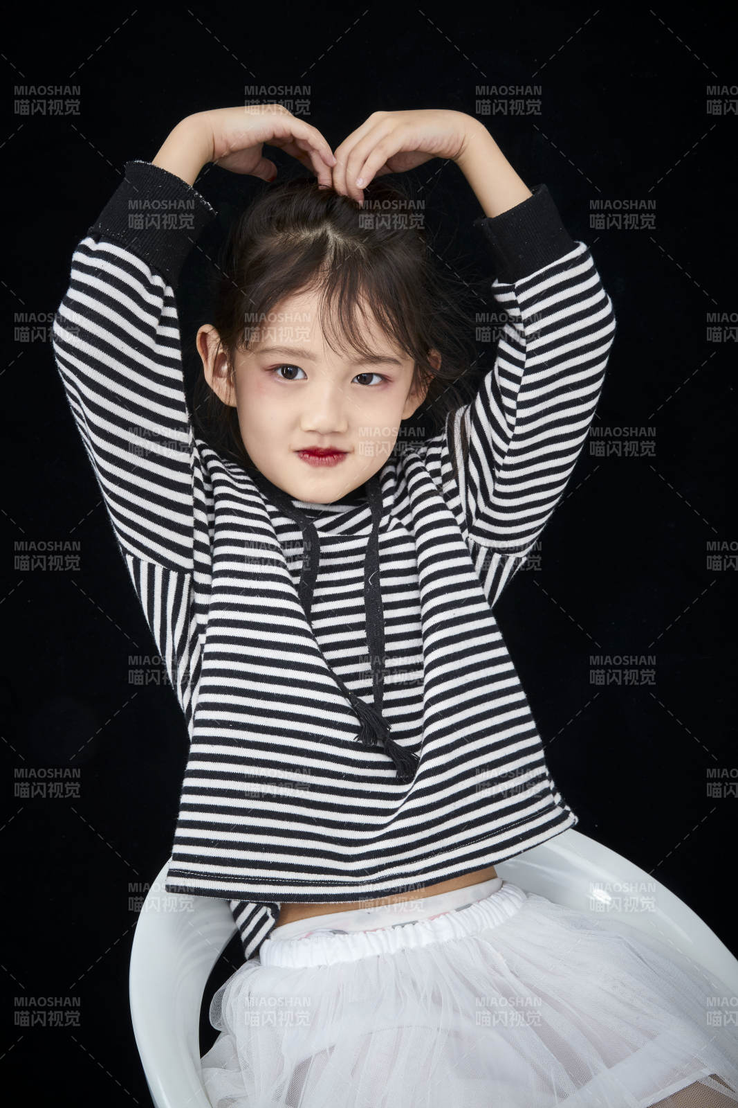 黑色背景的調皮可愛的亞洲小女孩兒童