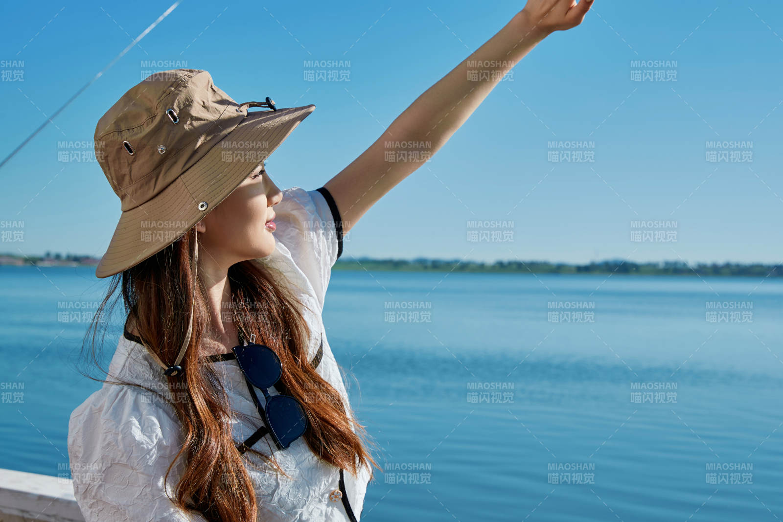 在湖畔木制帆船上的亞洲美女