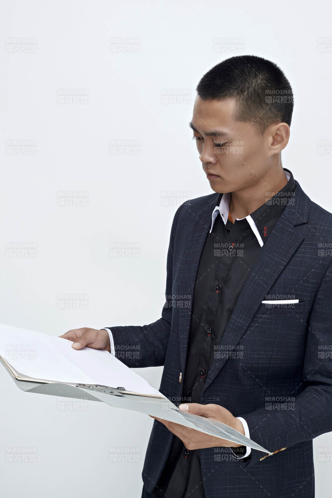 白色背景下的商務男士形象