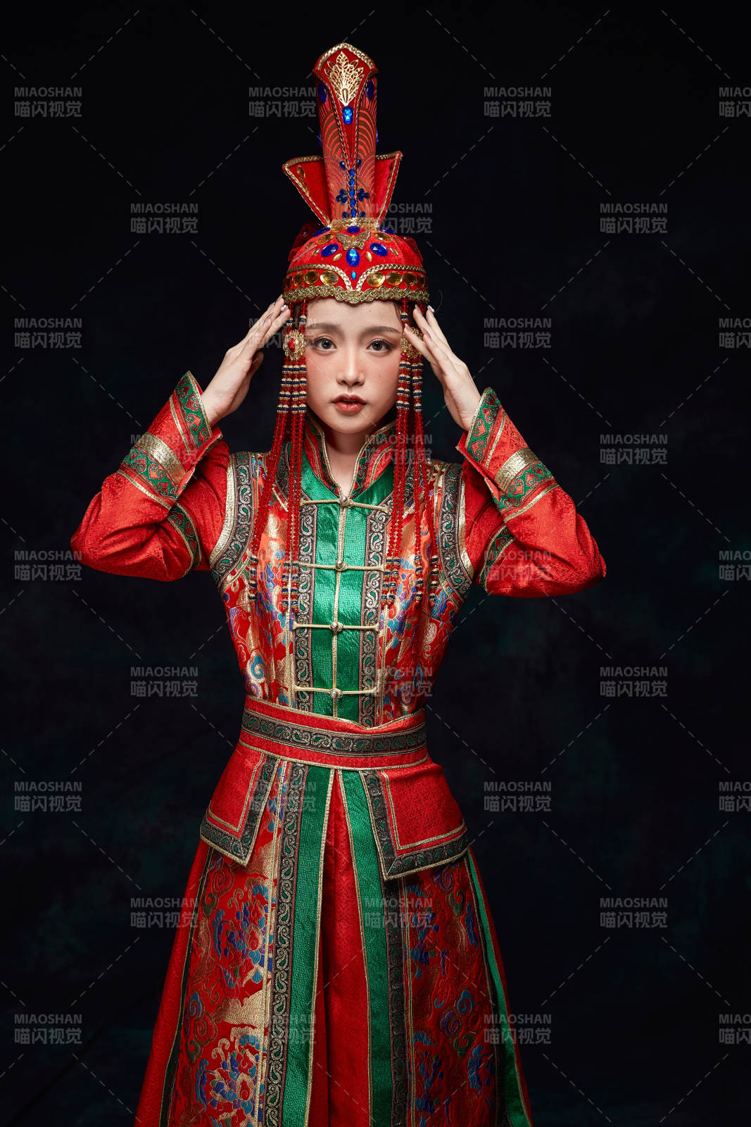 穿著蒙古族服飾的亞洲青年女性