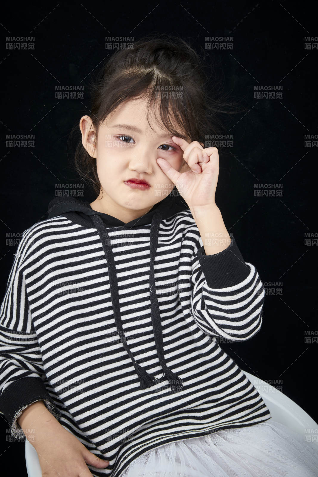 黑色背景的調皮可愛的亞洲小女孩兒童