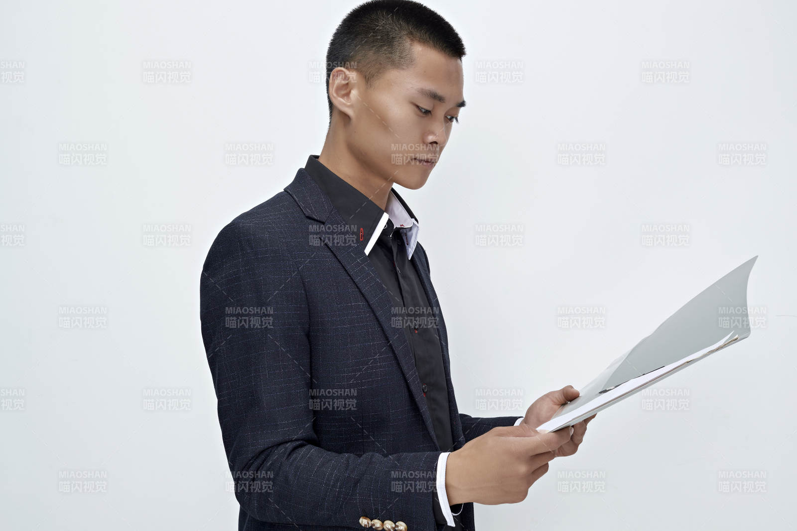 白色背景下的商務(wù)男士形象