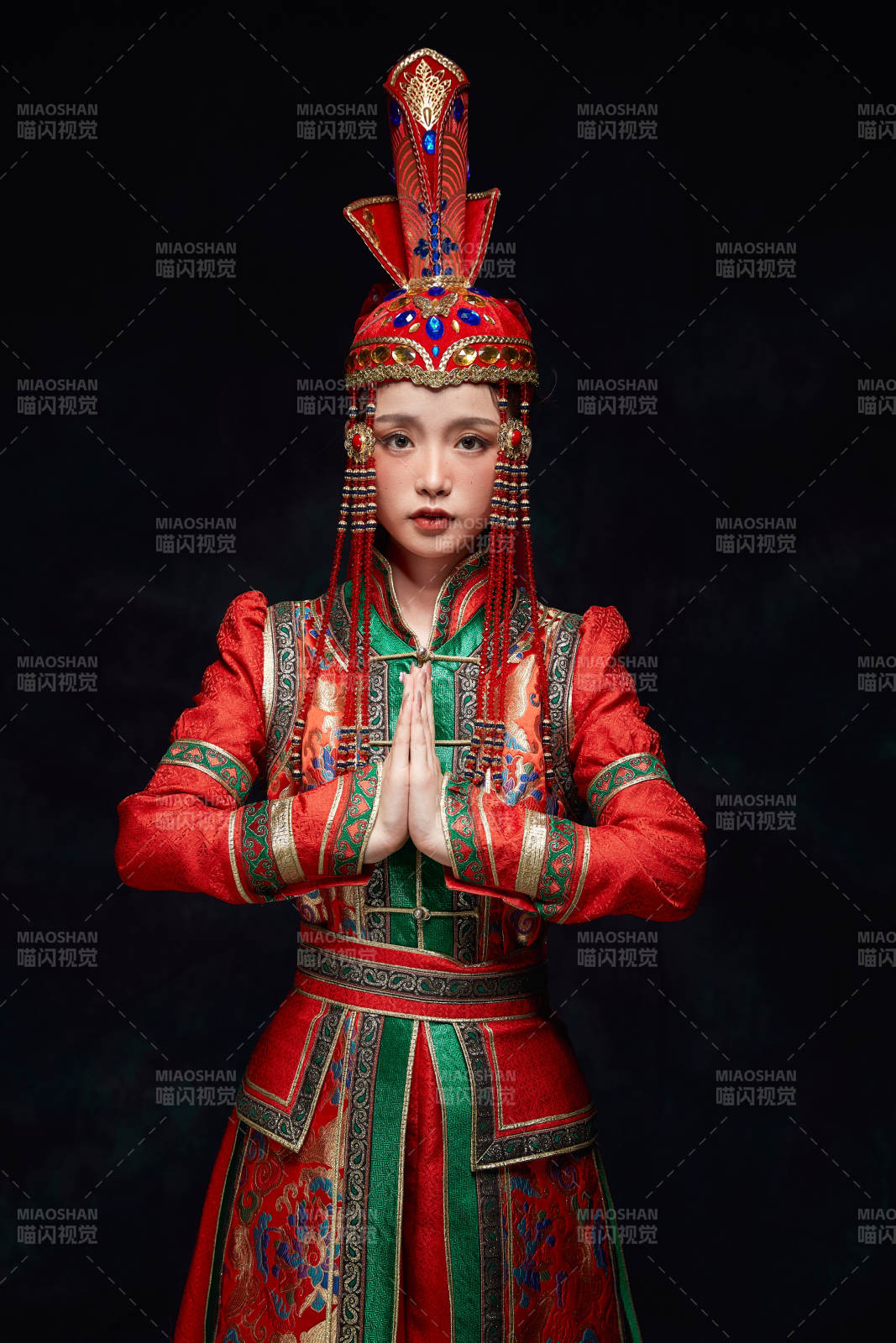 穿着蒙古族服饰的亚洲青年女性