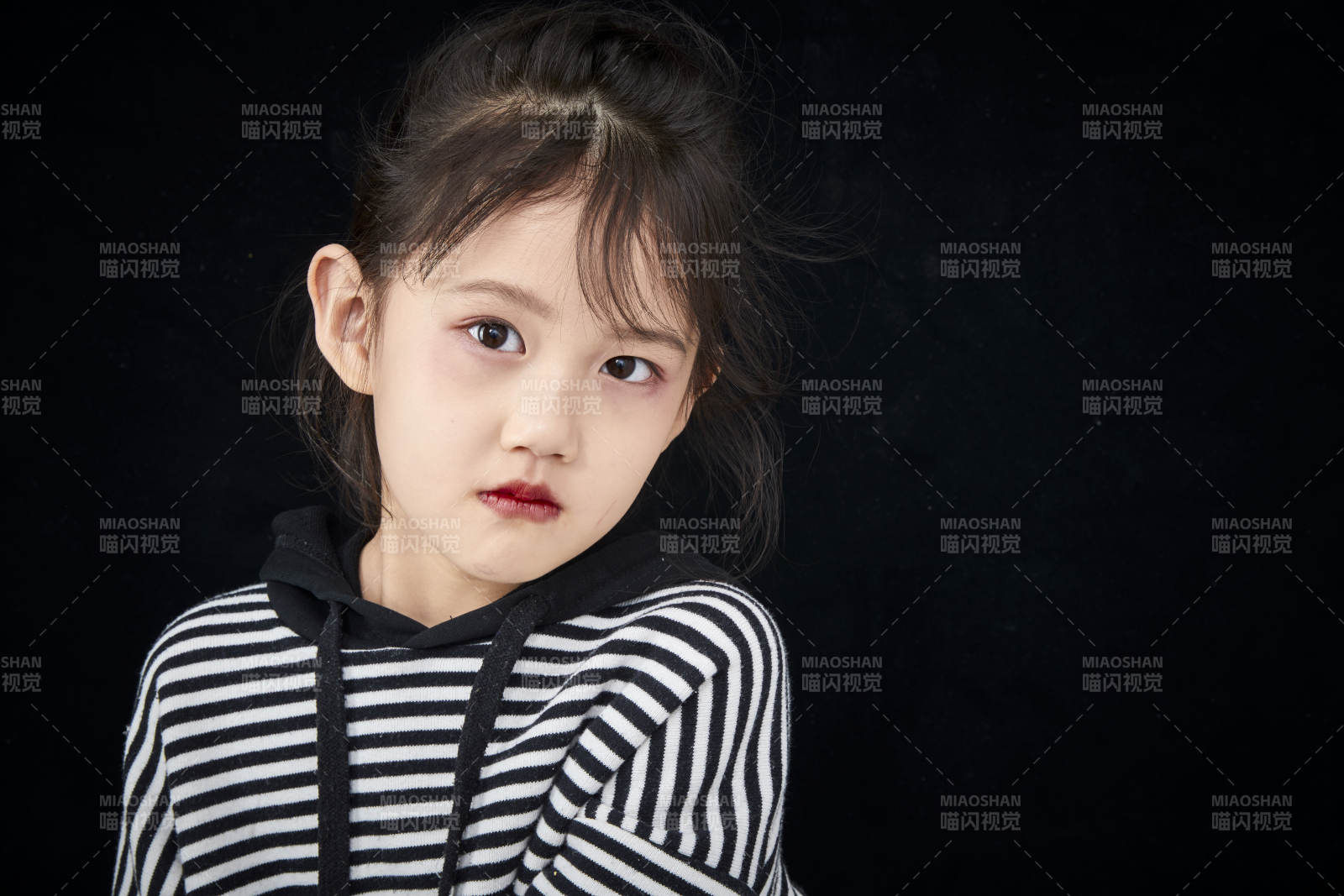 黑色背景的調(diào)皮可愛的亞洲小女孩兒童