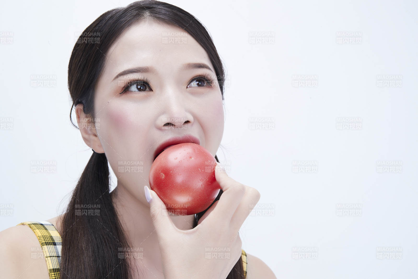 啃咬番茄身穿格子吊帶裙的亞洲可愛少女人像