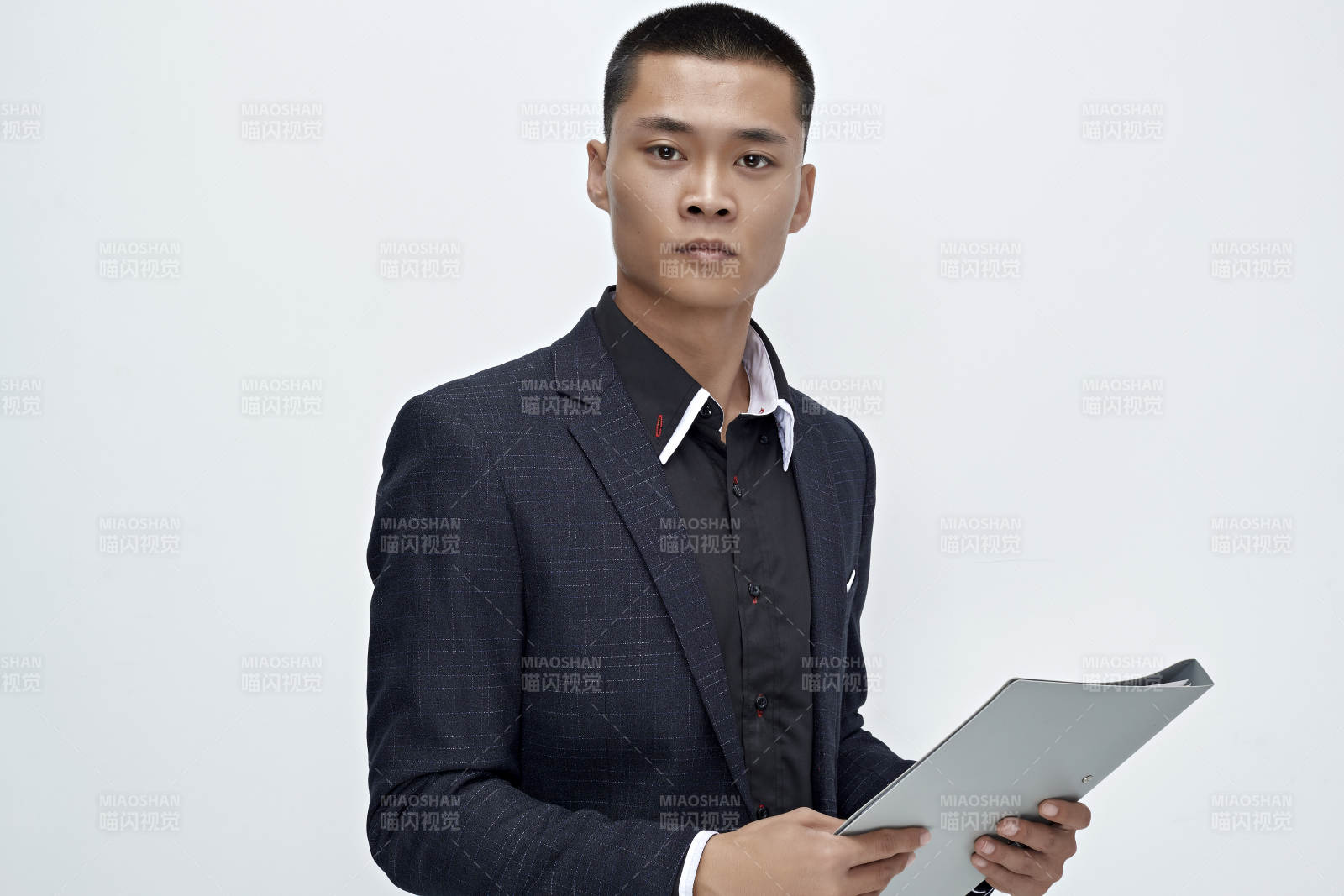 白色背景下的商務男士形象