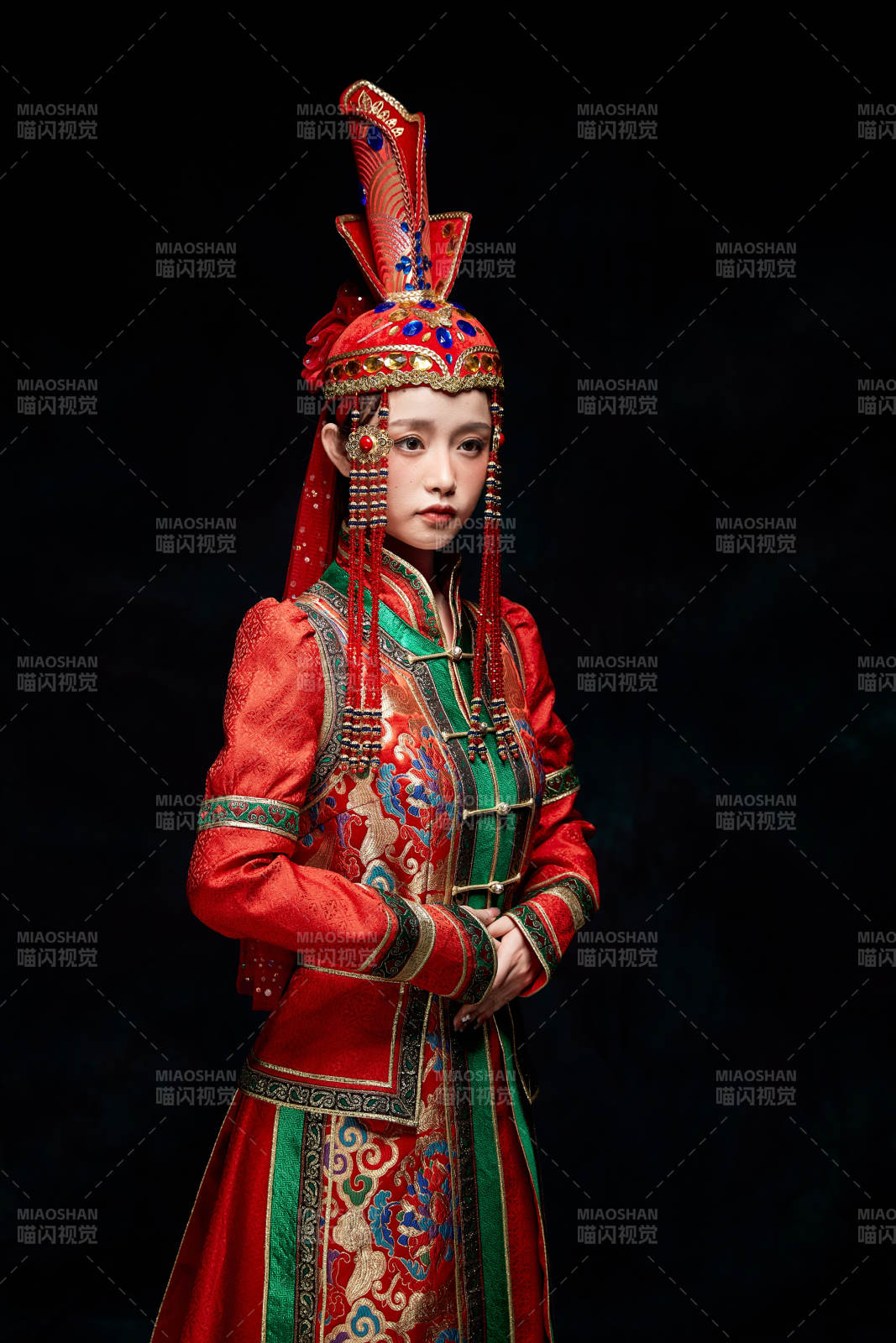 穿著蒙古族服飾的亞洲青年女性