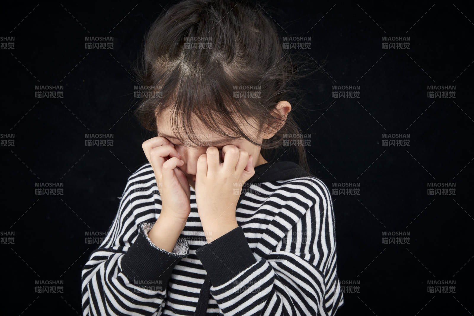 黑色背景的调皮可爱的亚洲小女孩儿童