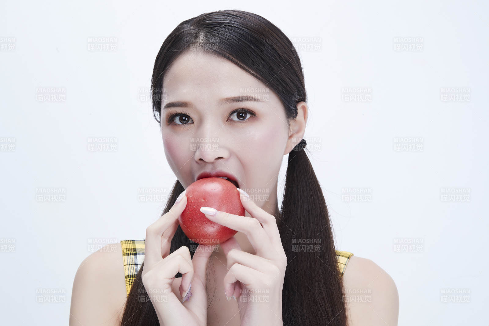 啃咬番茄身穿格子吊帶裙的亞洲可愛少女人像