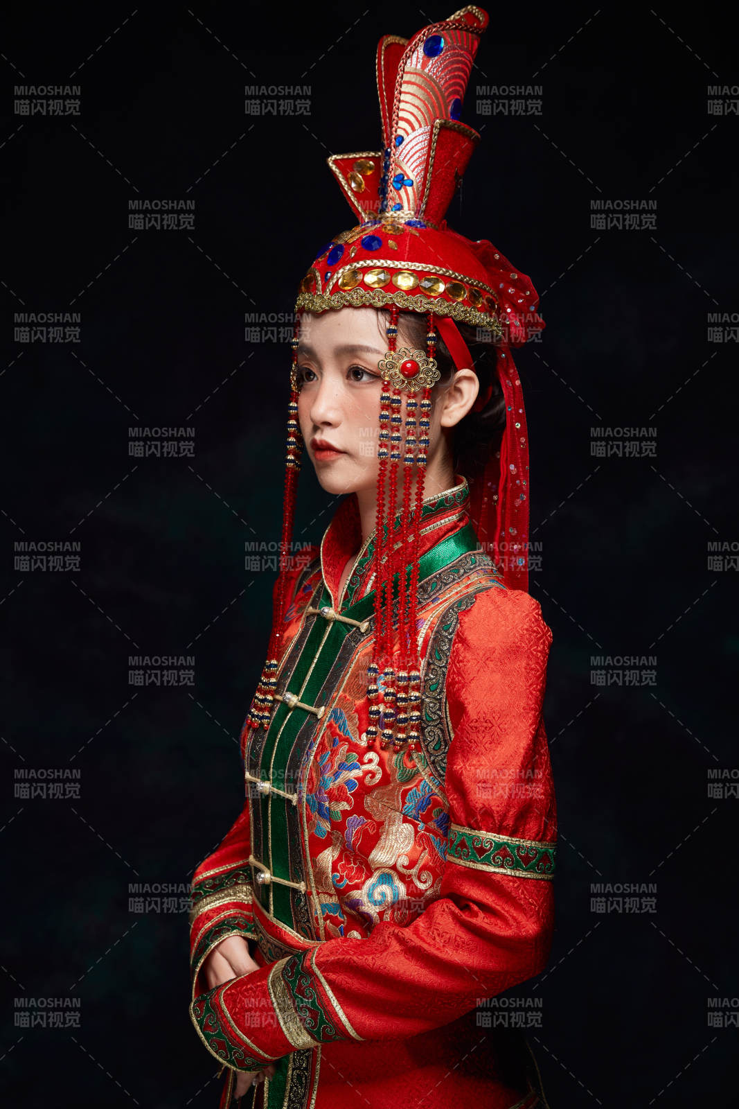 穿著蒙古族服飾的亞洲青年女性