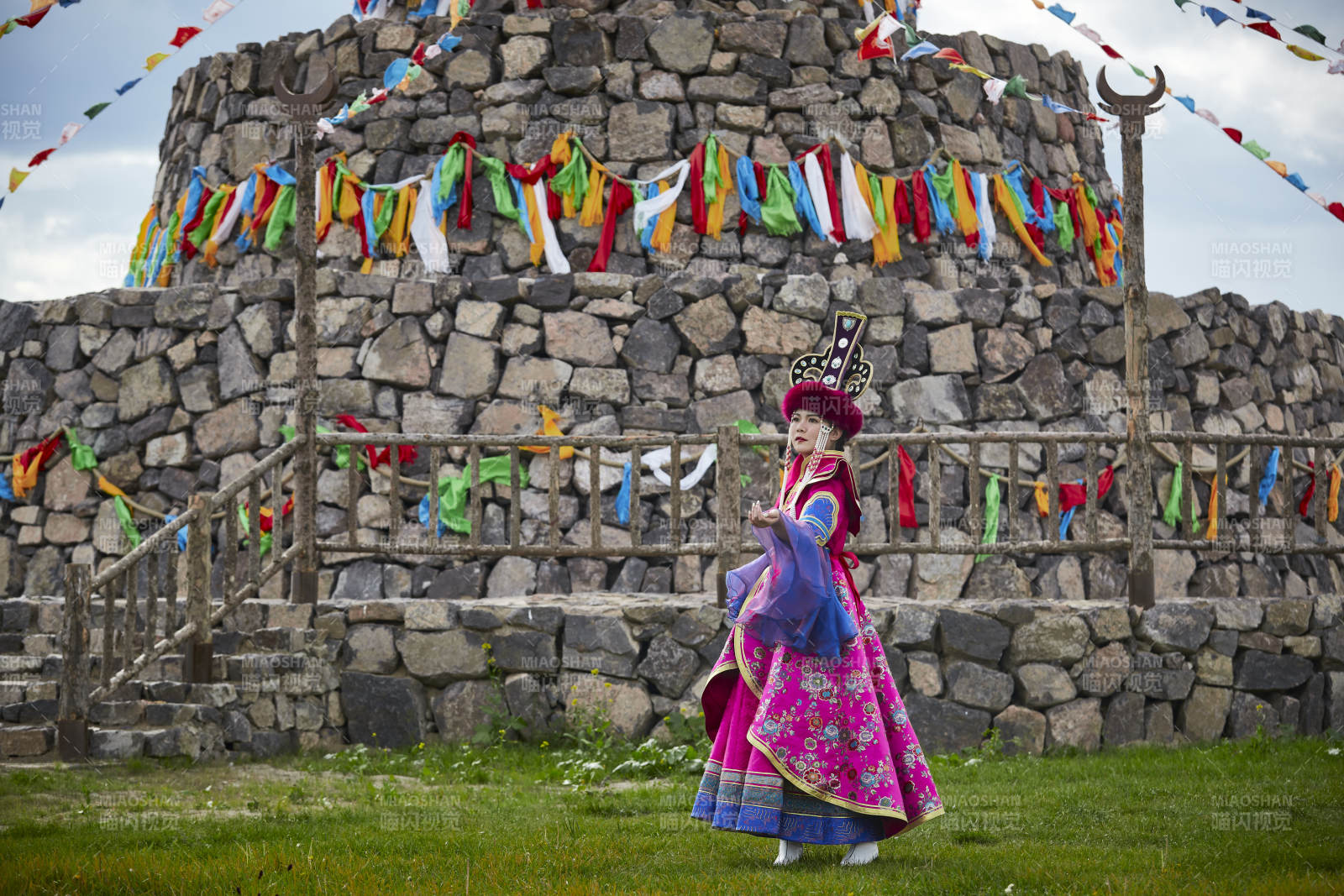 草原上敖包前身穿豪華蒙古族服飾的蒙族少女
