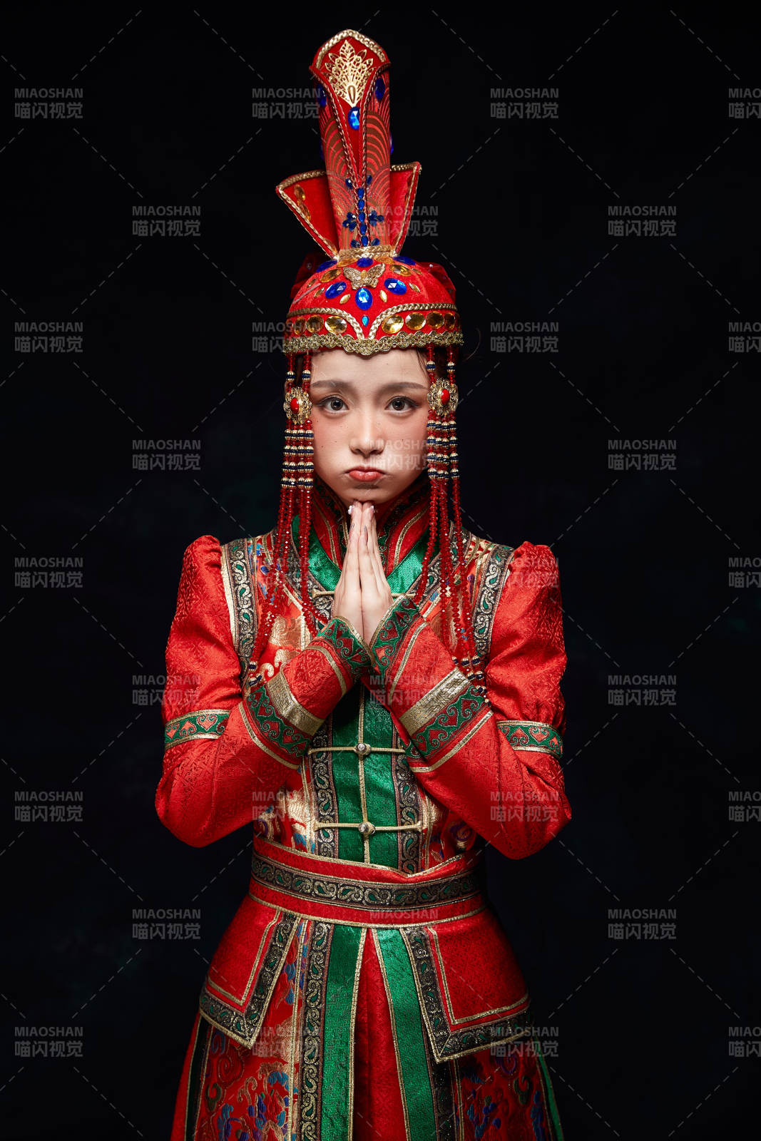 穿著蒙古族服飾的亞洲青年女性