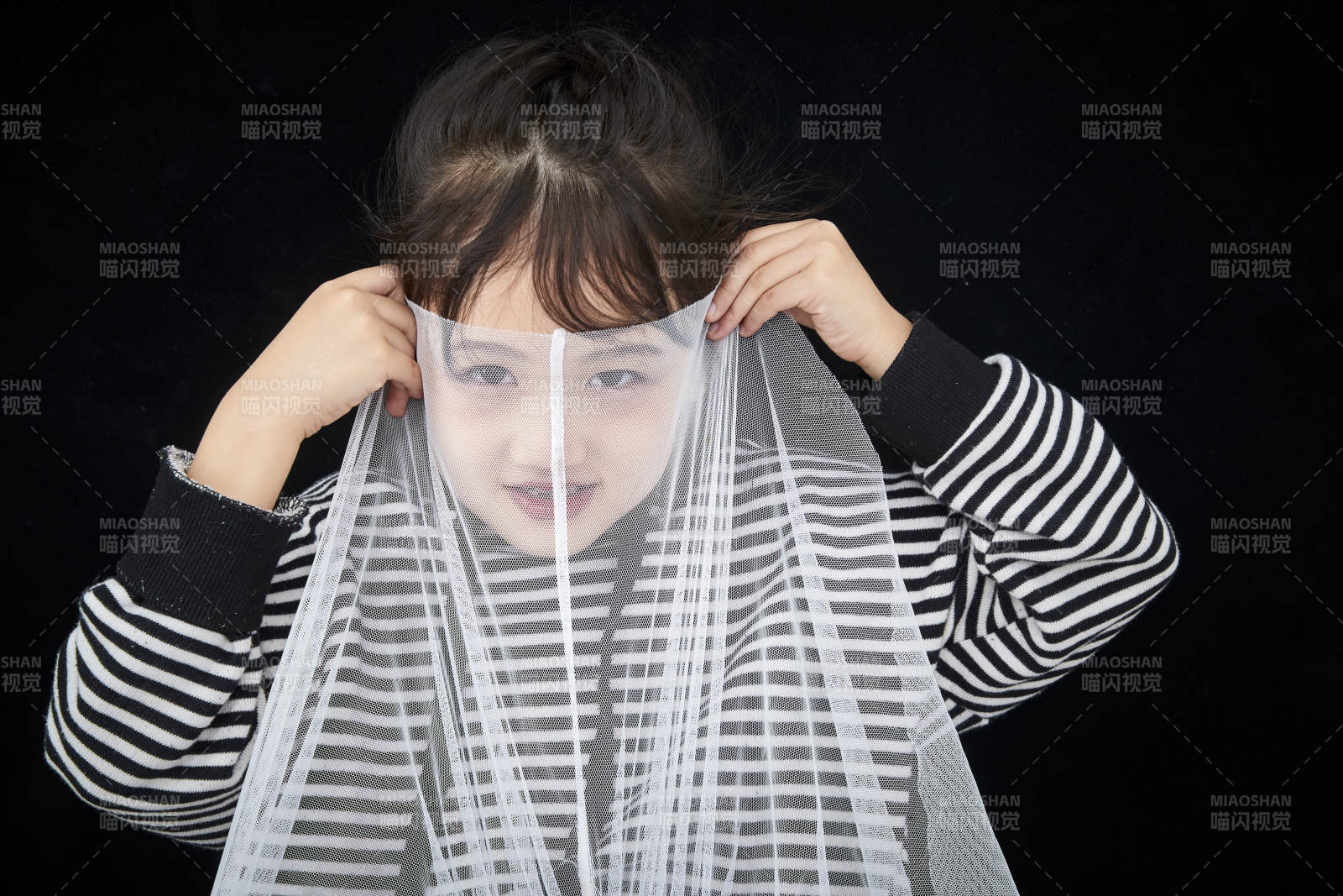 黑色背景的调皮可爱的亚洲小女孩儿童