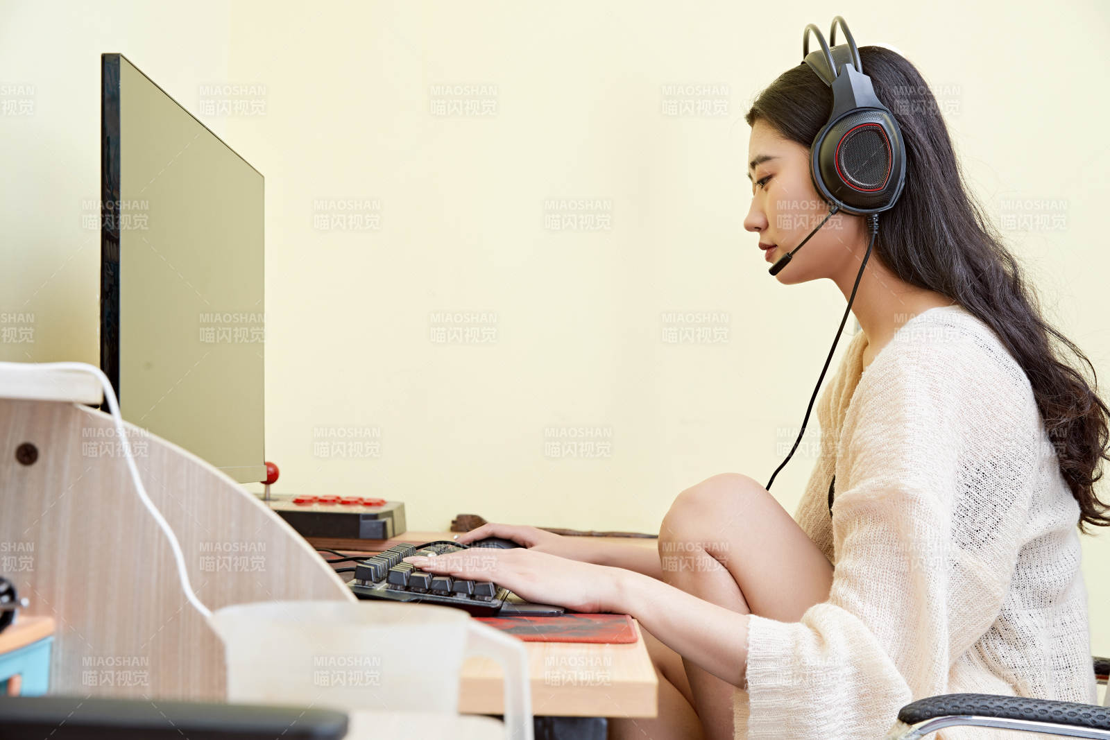 在家里坐在椅子上打游戲的美麗女孩