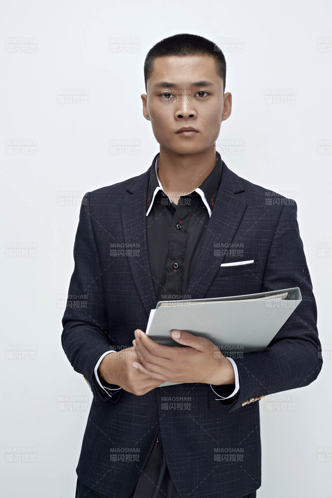 白色背景下的商務男士形象