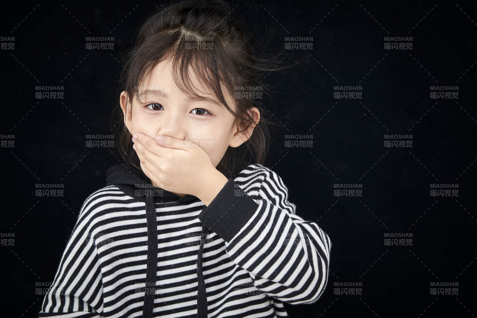 黑色背景的调皮可爱的亚洲小女孩儿童