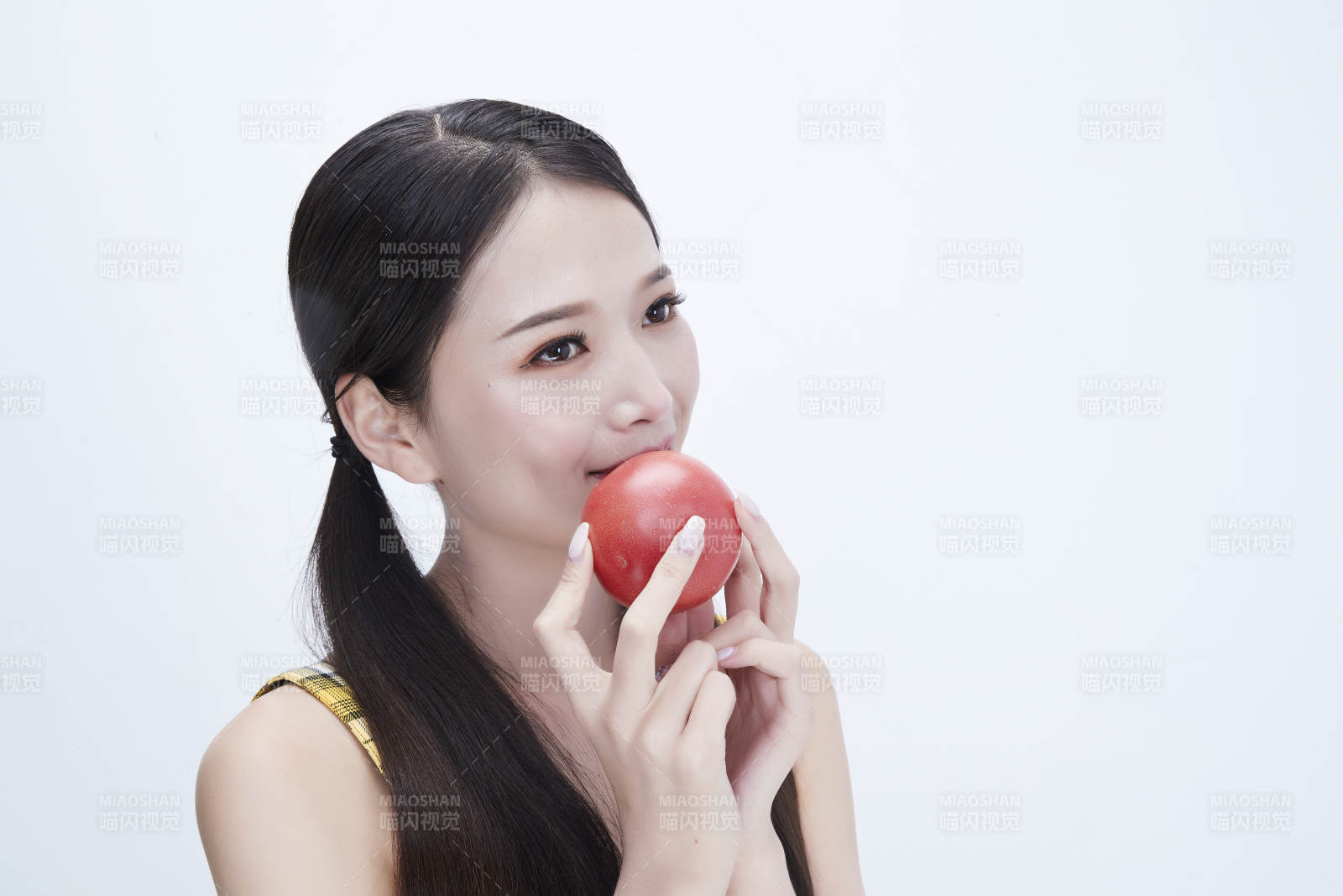 啃咬番茄身穿格子吊帶裙的亞洲可愛少女人像