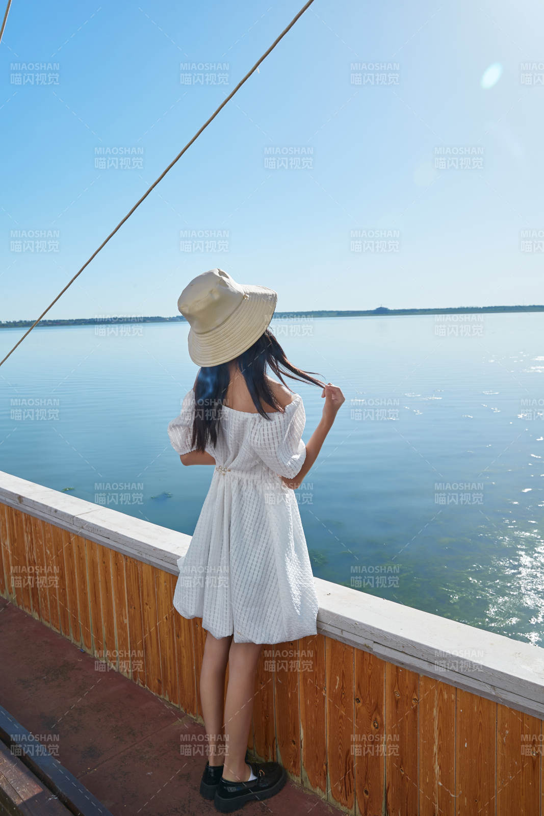 在湖畔木制帆船上的亞洲美女