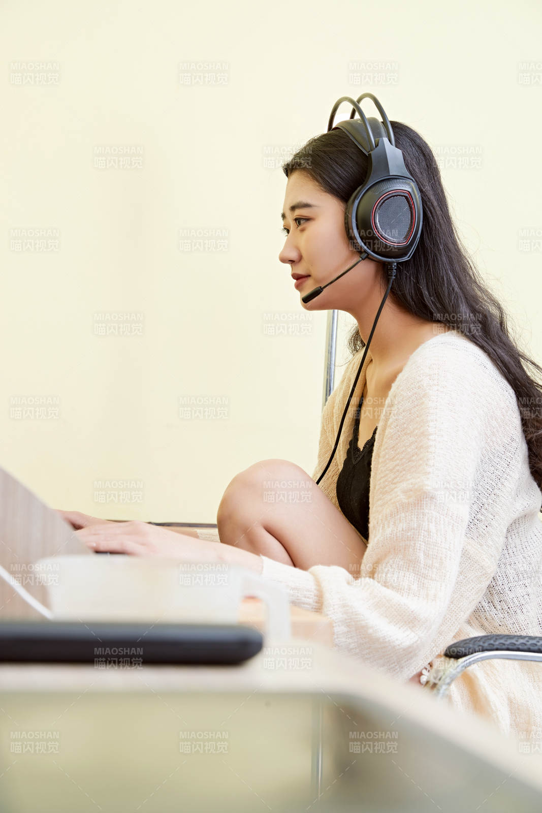 在家里坐在椅子上打游戲的美麗女孩